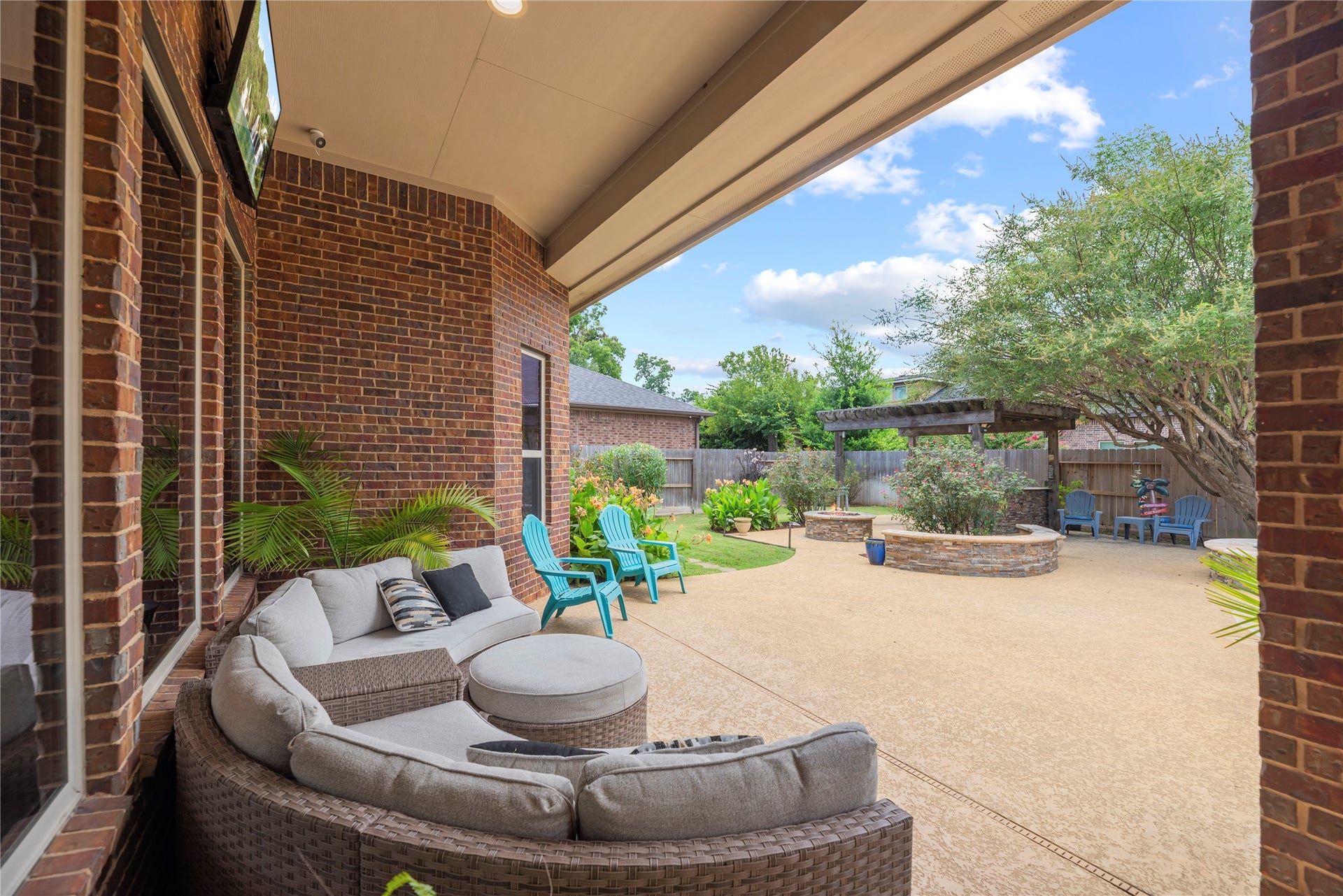 6115 Duke Trail Lane, Sugar Land, TX 77479 Plenty of space to relax in the shade under the covered patio or the sun