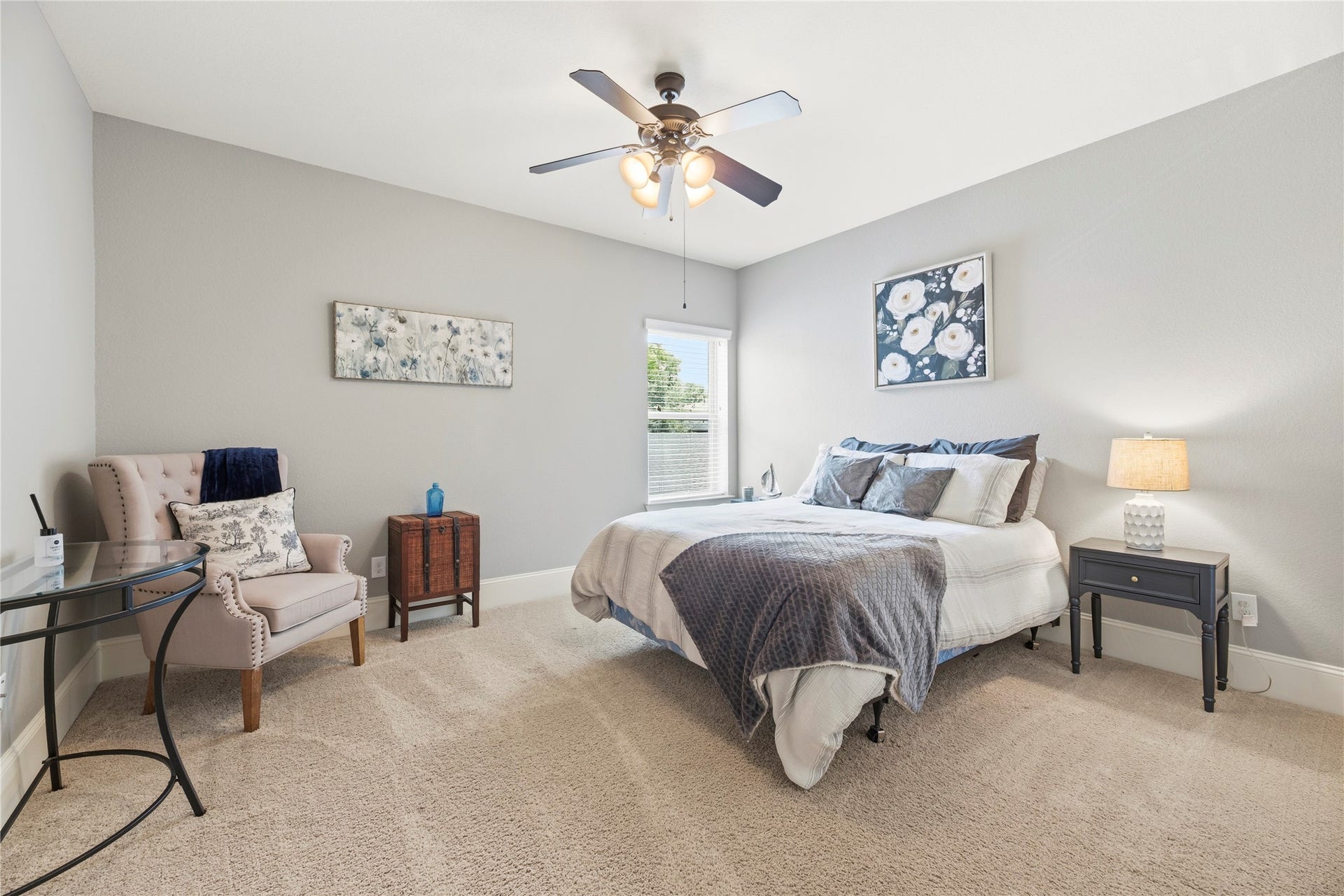 6115 Duke Trail Lane, Sugar Land, TX 77479 Generously sized secondary bedroom suite with plush carpet, ceiling fan and walk-in closet.