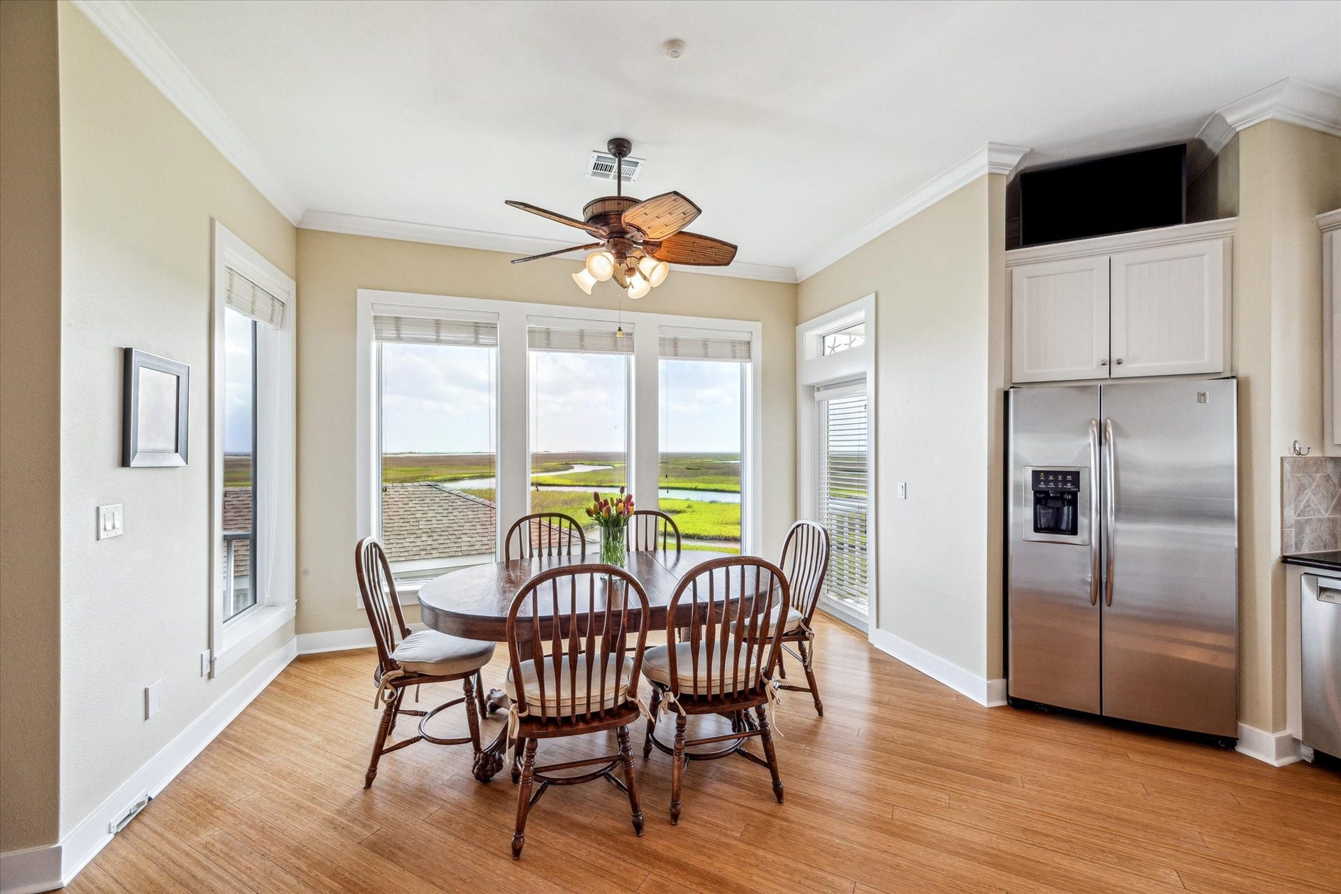1 Shell Key, Hitchcock, TX 77563 A spacious breakfast area just off the kitchen creates the ideal setting for casual dining with access to a separate sunset deck. Wide open inspirational views to start your day!