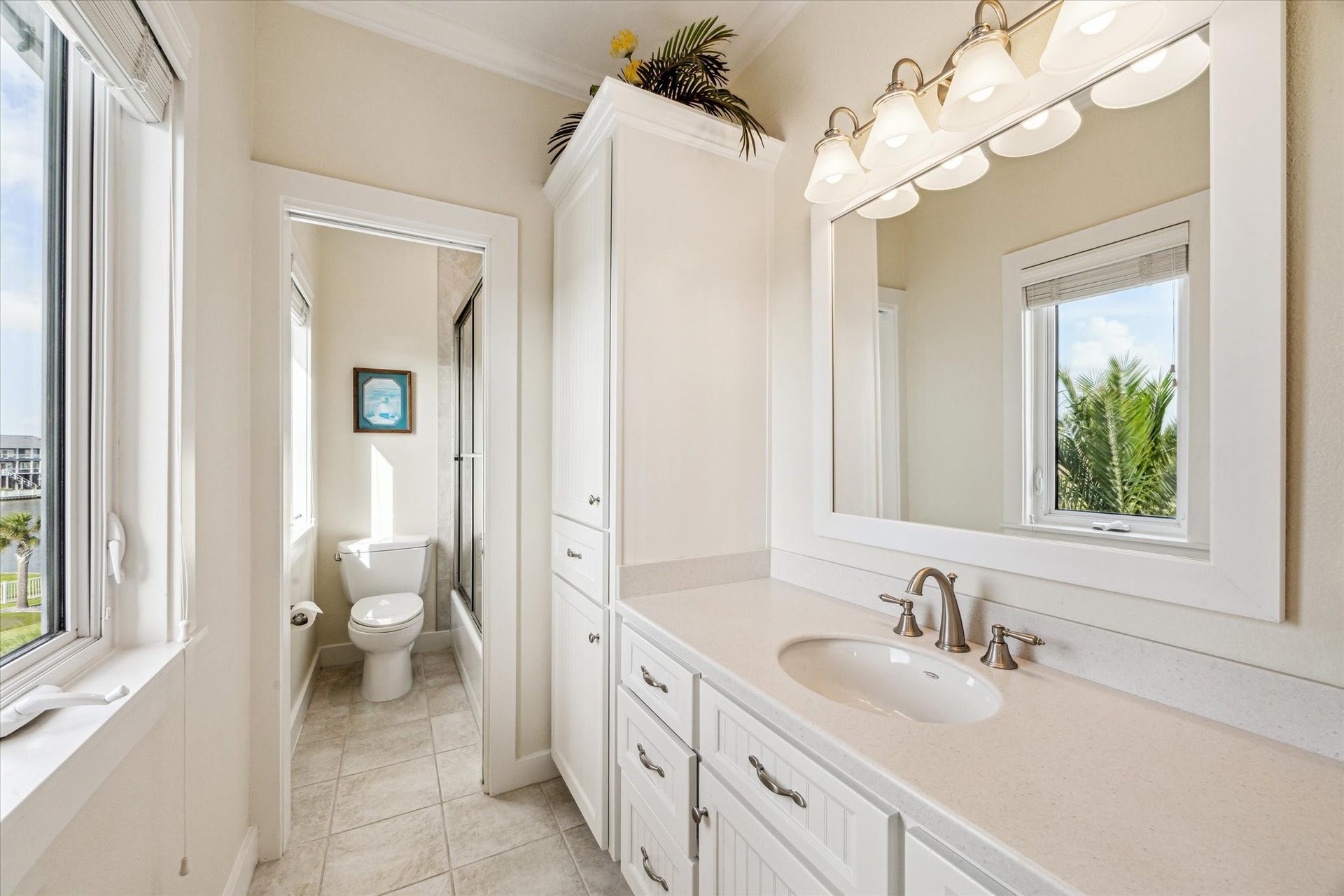 1 Shell Key, Hitchcock, TX 77563 Additional room full bath, a fully functional and thoughtfully appointed extra bathroomperfect for guests or family members