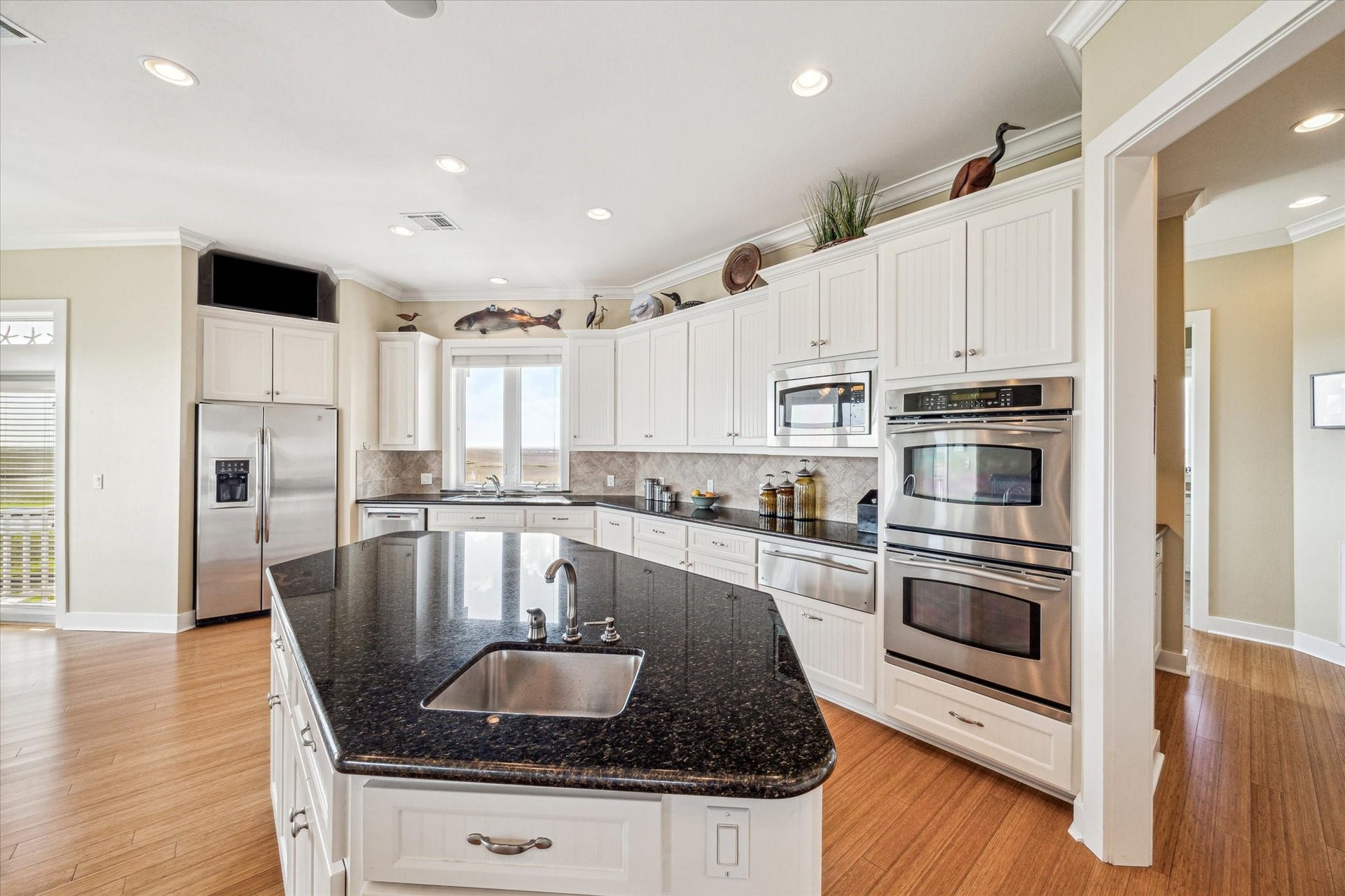 1 Shell Key, Hitchcock, TX 77563 This spacious gourmet kitchen is thoughtfully designed for both functionality and style, featuring expansive granite countertops, top-of-the-line stainless steel appliances, and custom cabinetry that offers ample storage