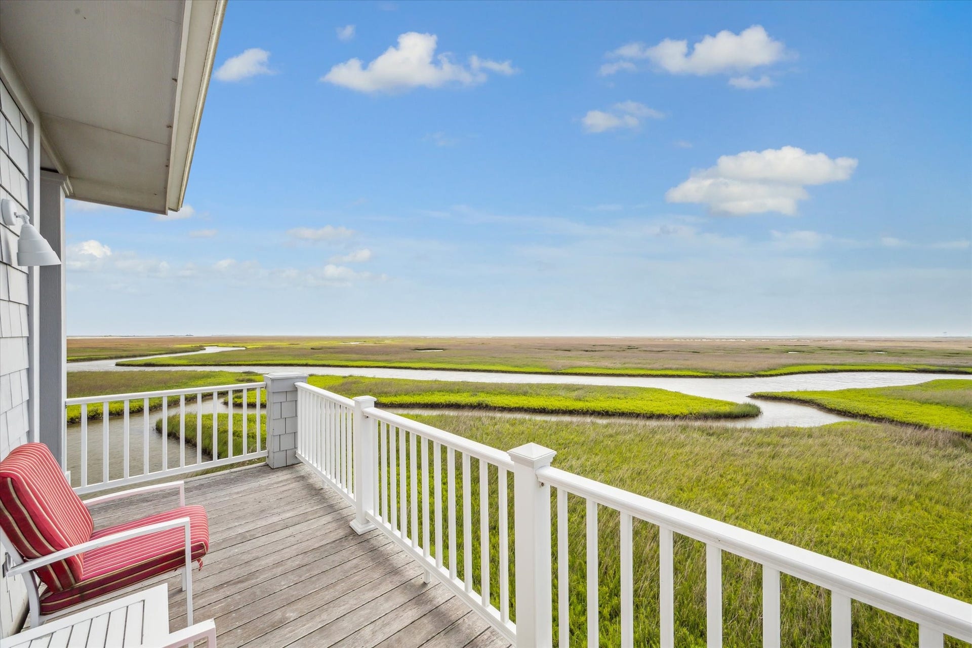 1 Shell Key, Hitchcock, TX 77563 Views that will never be blocked or compromised. Its a one-of-a-kind setting that captures the essence of serene waterfront living at its finest...welcome to the Sunset Deck
2/2