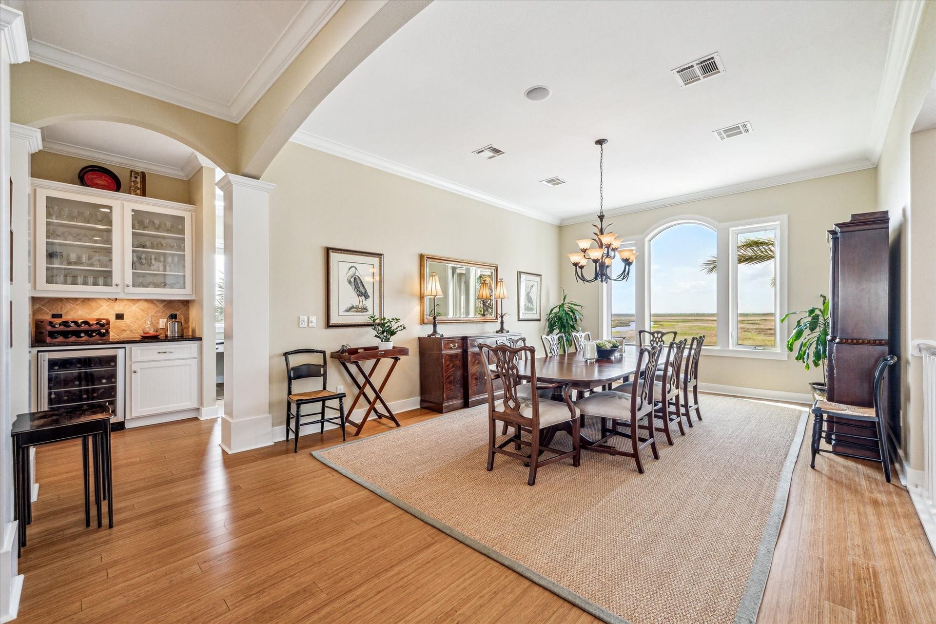 1 Shell Key, Hitchcock, TX 77563 An open design that flows seamlessly into the foyer, highlighted by an arched glass entry door and stylish lighting. Perfect for formal gatherings or casual dinners with a view, this space blends elegance and comfort beautifully