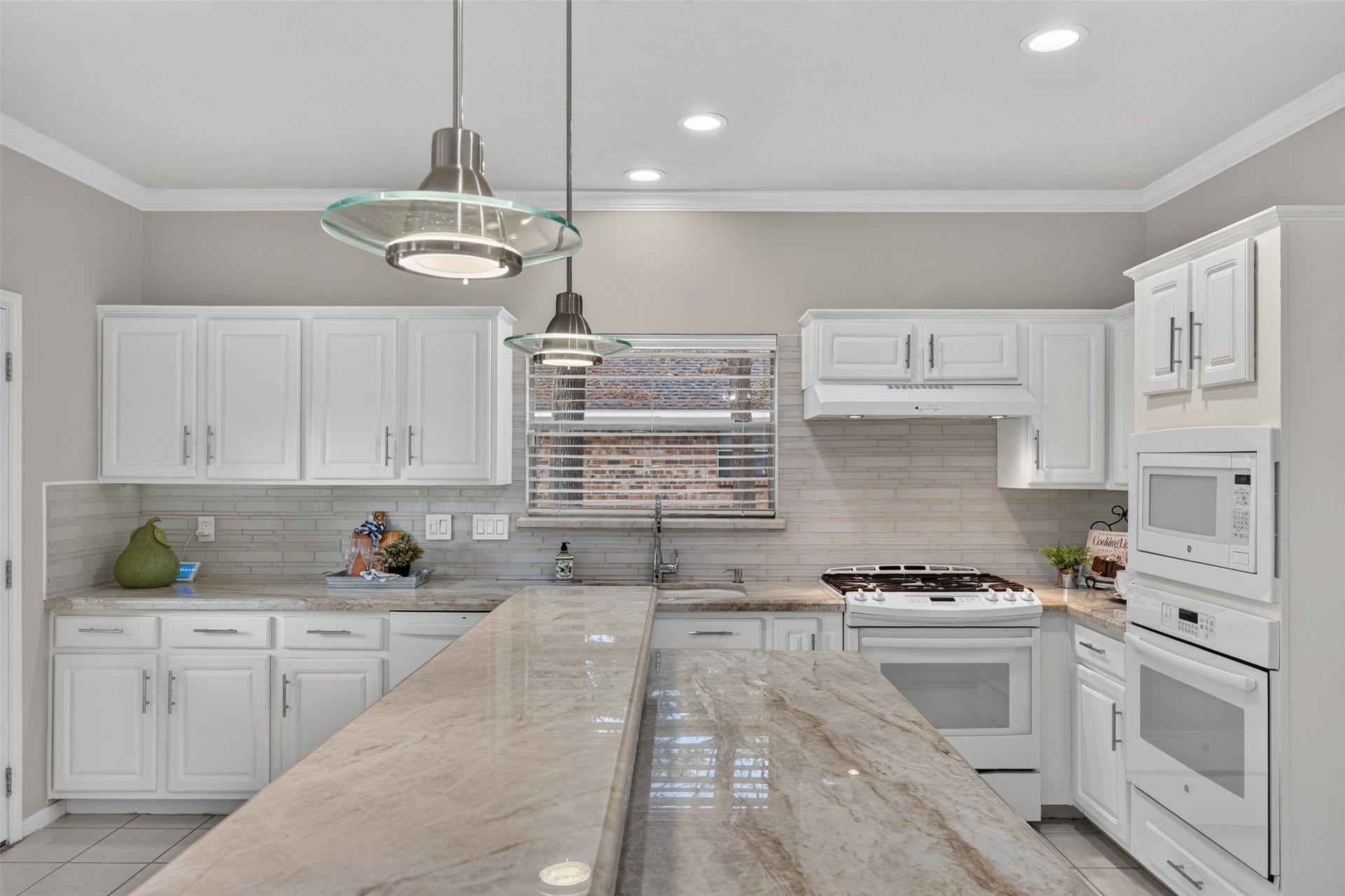 111 Pine Manor Drive, Conroe, TX 77385 111 Pine Manor Drive, Conroe, TX 77385