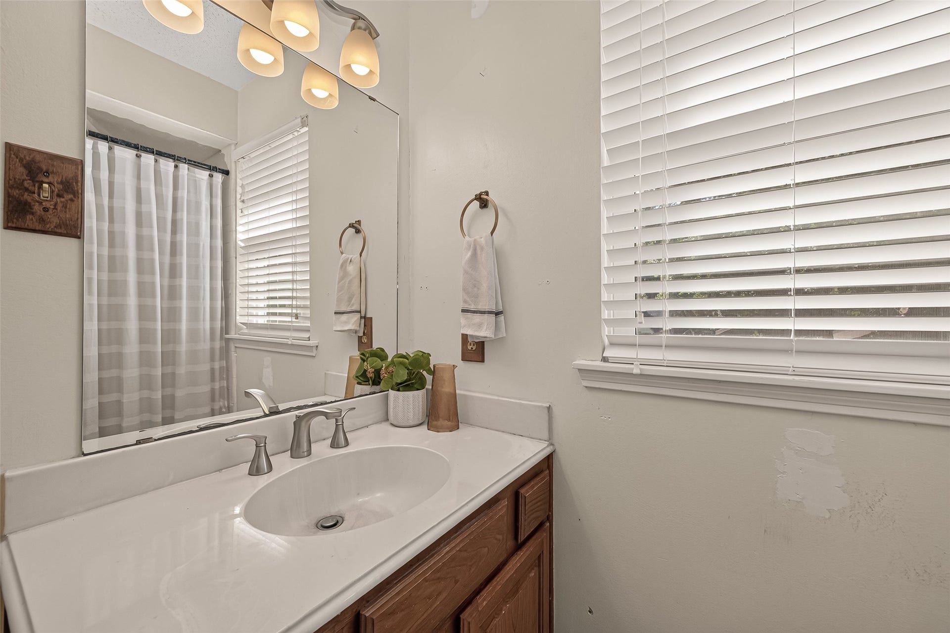 9 Arlington Street, Conroe, TX 77301 9 Arlington Street, Conroe, TX 77301
