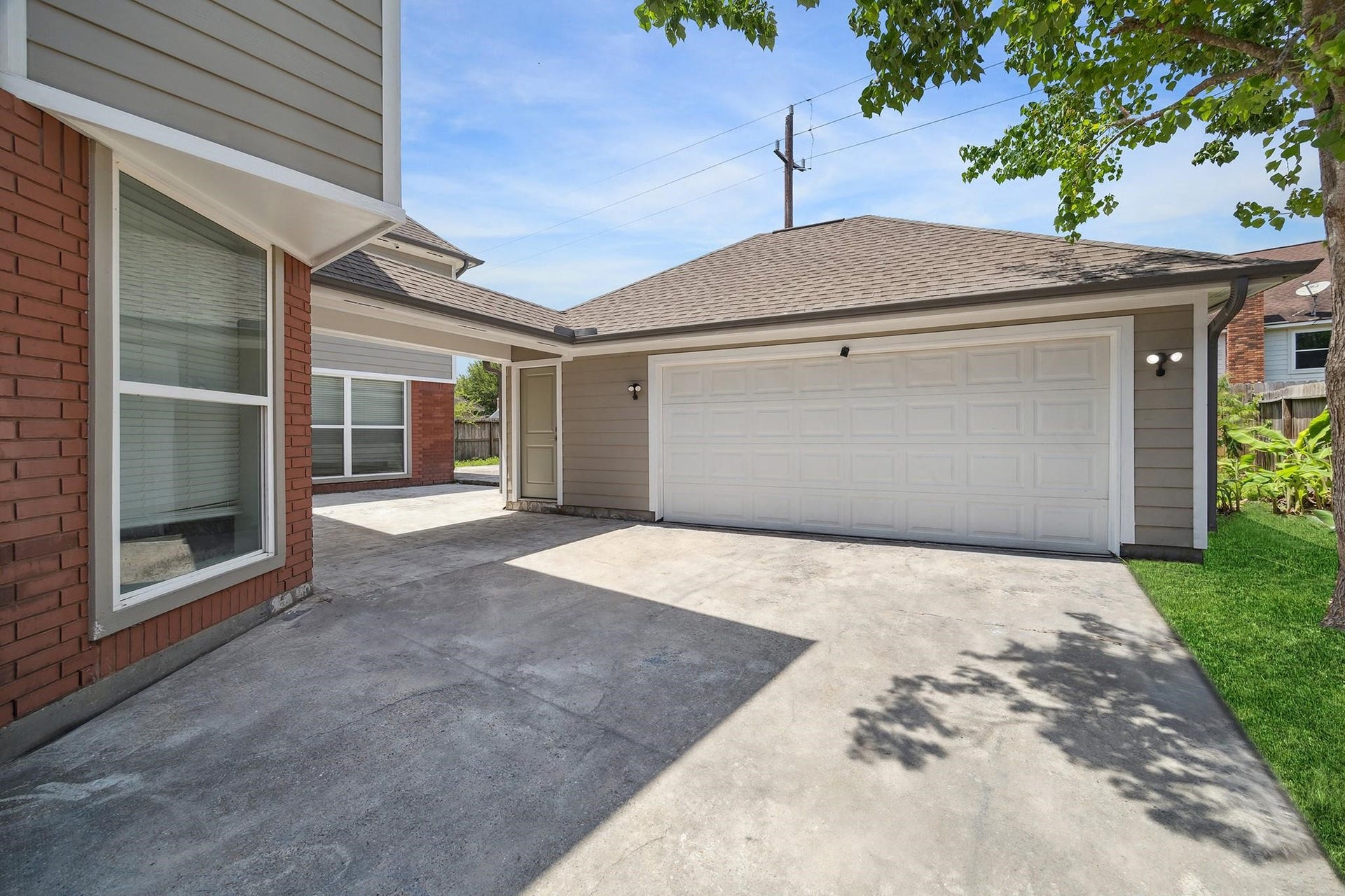 6003 Ancient Oaks Drive, Humble, TX 77346 Spacious paved area connecting the home to the detached garage, providing convenient parking and additional outdoor space.