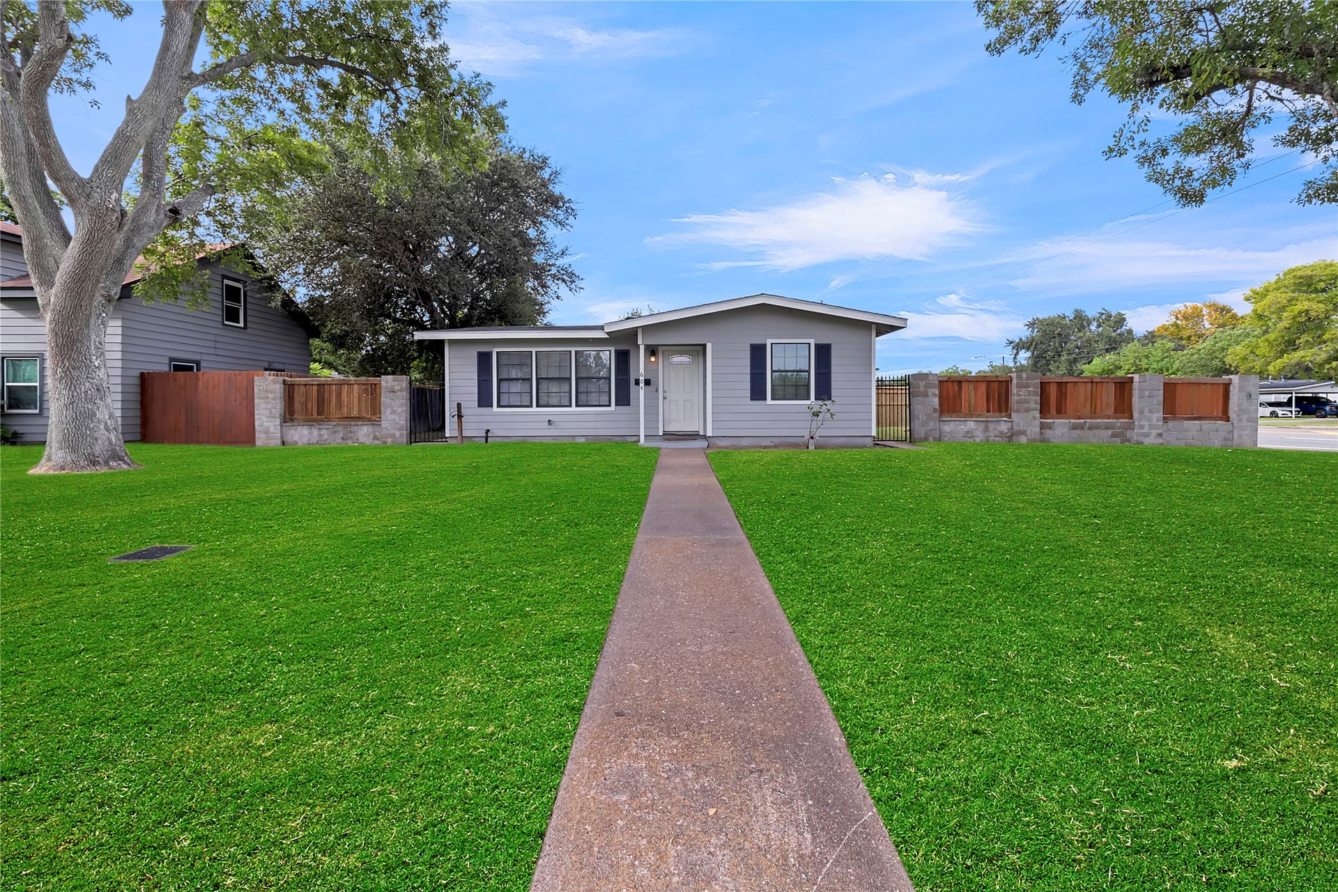 604 19th Avenue N, Texas City, TX 77590 Cozy updated 4-bedroom, 2-bath home situated on a spacious corner lot in Texas City. Offering approximately 1,596 square feet of versatile living space, this move-in-ready property features fresh paint, new carpet, updated flooring, a spacious living area, flexible additional living space and newly installed privacy fencing.