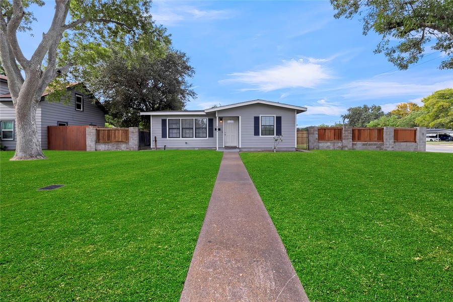 Property photo for 604 19th Avenue N, Texas City, TX