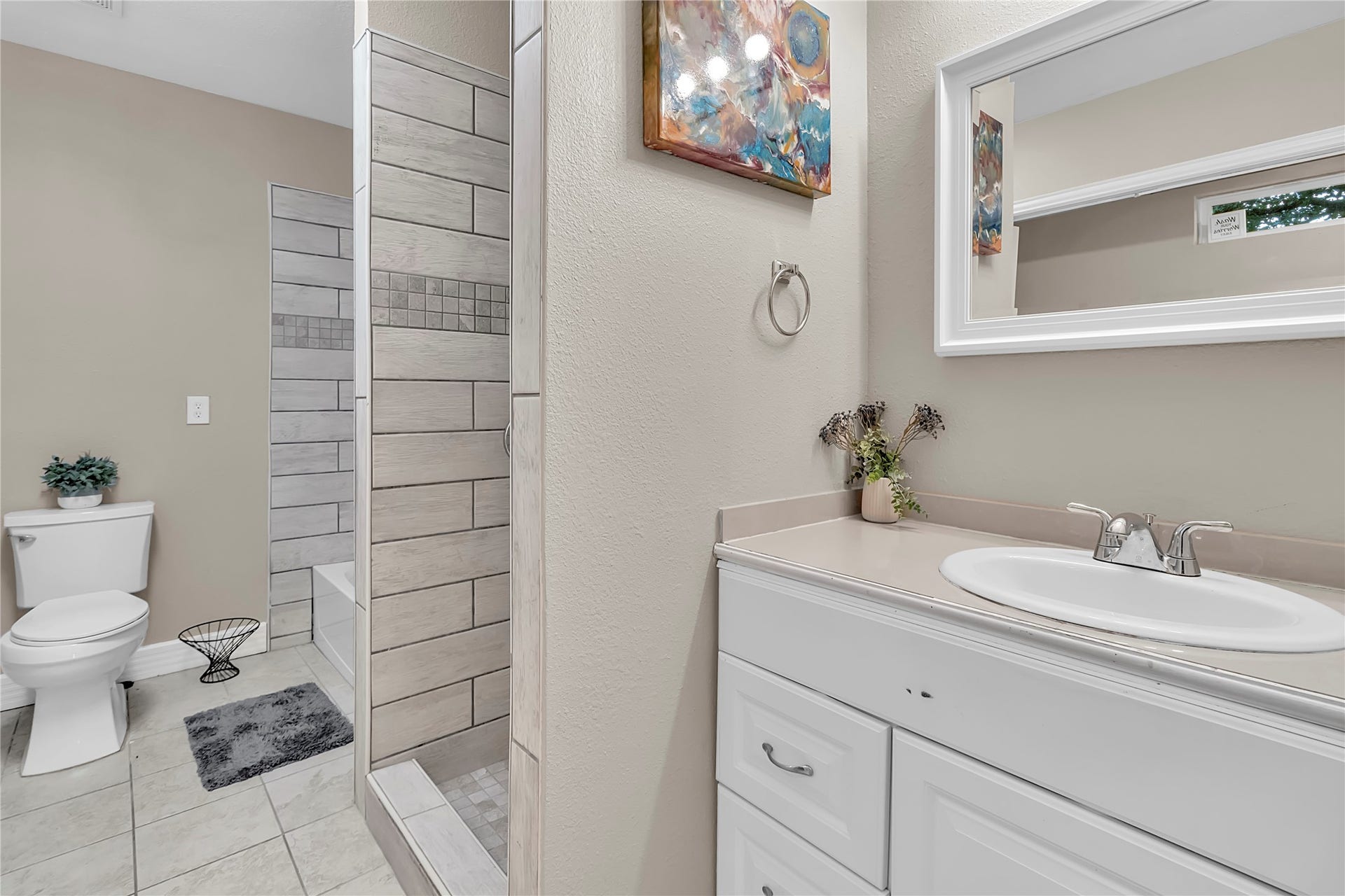 604 19th Avenue N, Texas City, TX 77590 Second full bath offers attractive tile finishes and a unique layout with two separate shower areas for added convenience.