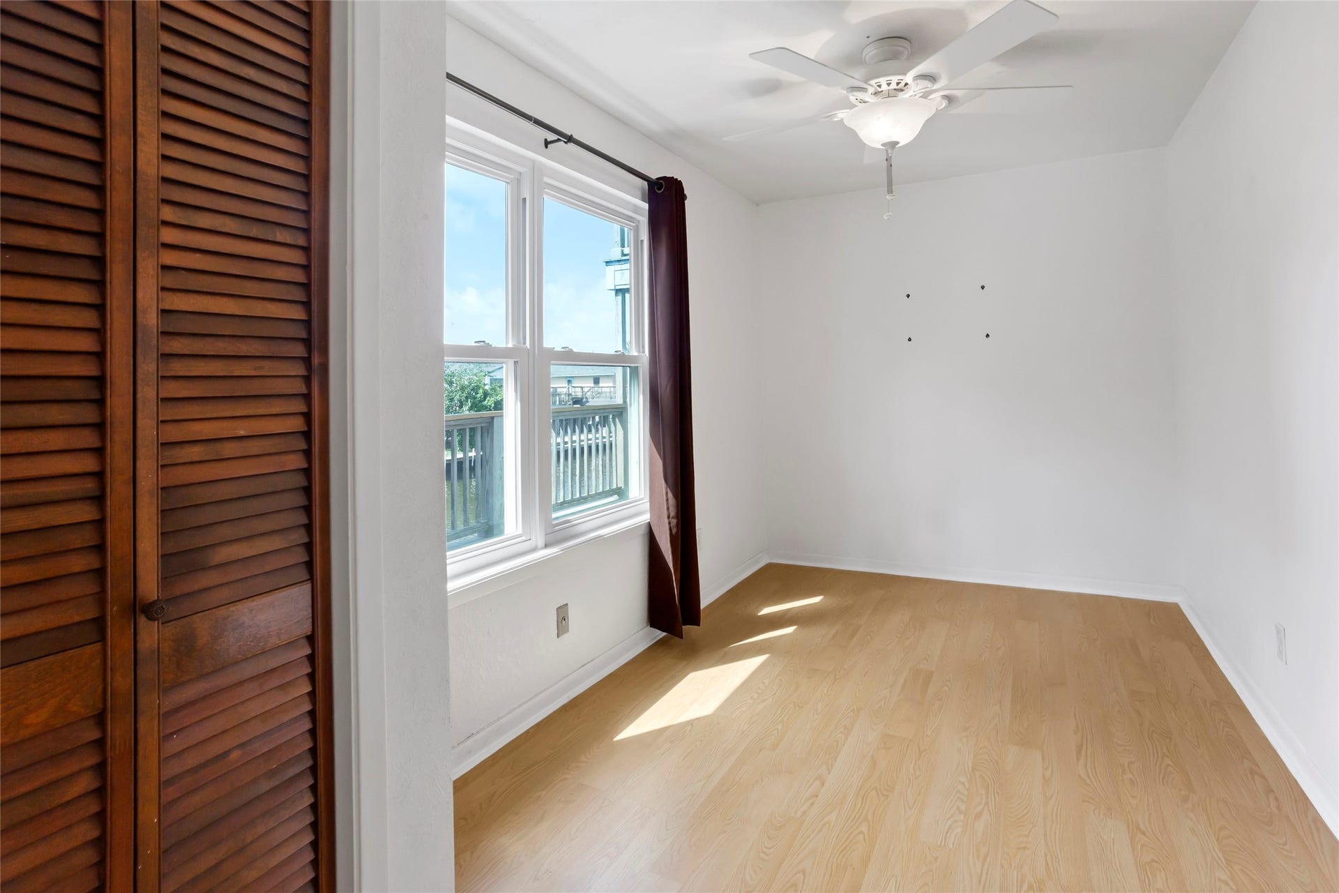 31 Lakeside Drive, Hitchcock, TX 77563 Charming secondary bedroom with stunning canal views.