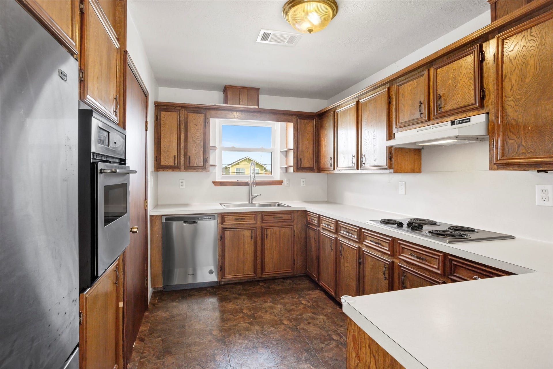 31 Lakeside Drive, Hitchcock, TX 77563 Modern stainless steel appliances and abundant storage space.