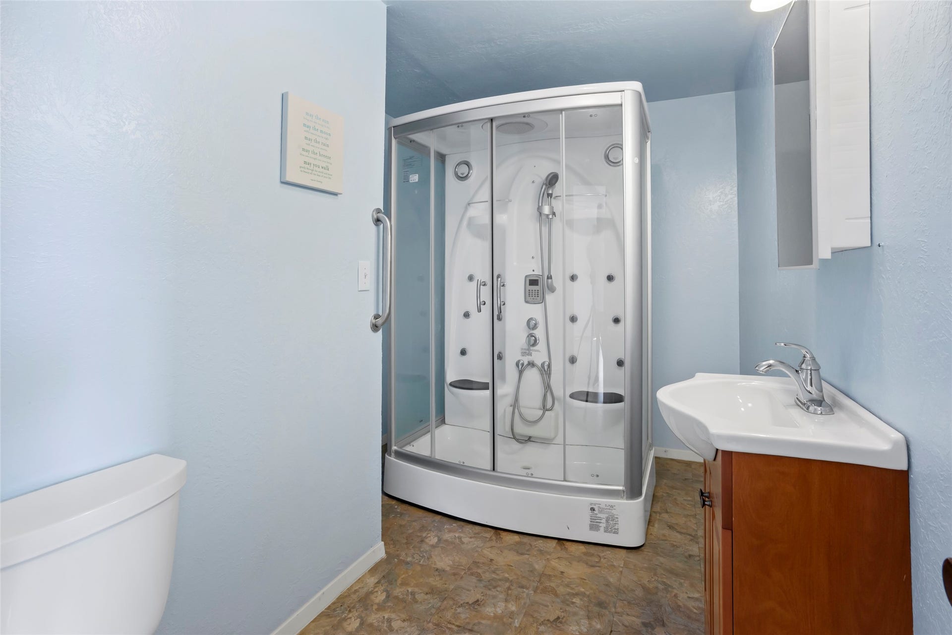 31 Lakeside Drive, Hitchcock, TX 77563 Living area bathroom has the Eagle Bath system which is a steam spa and water
massage shower with interior light and push button controls