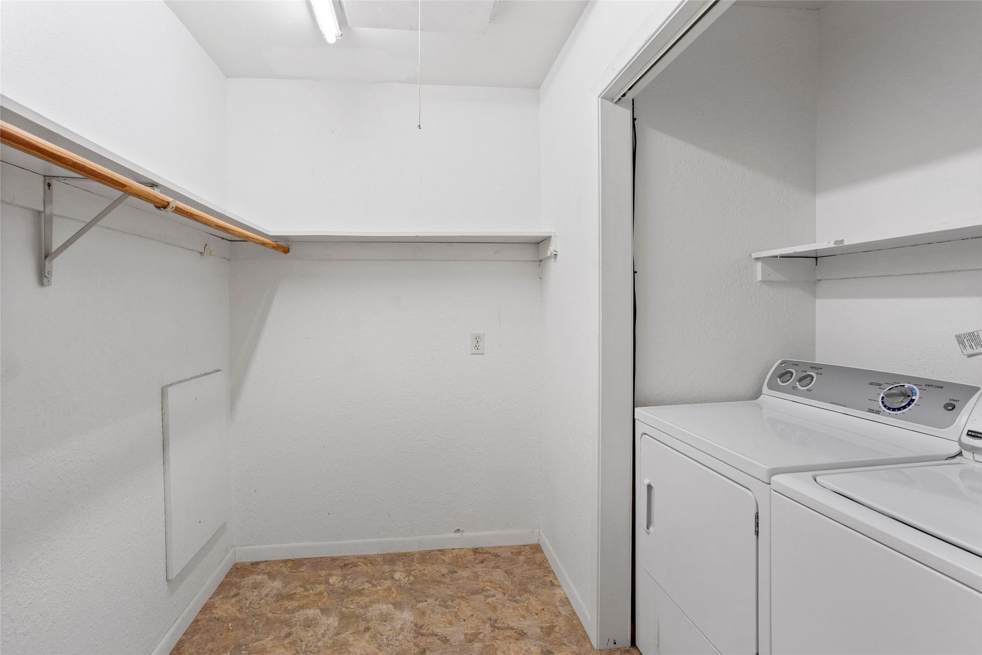 31 Lakeside Drive, Hitchcock, TX 77563 Spacious walk-in closet in the primary bedroom with convenient in-suite laundry.
