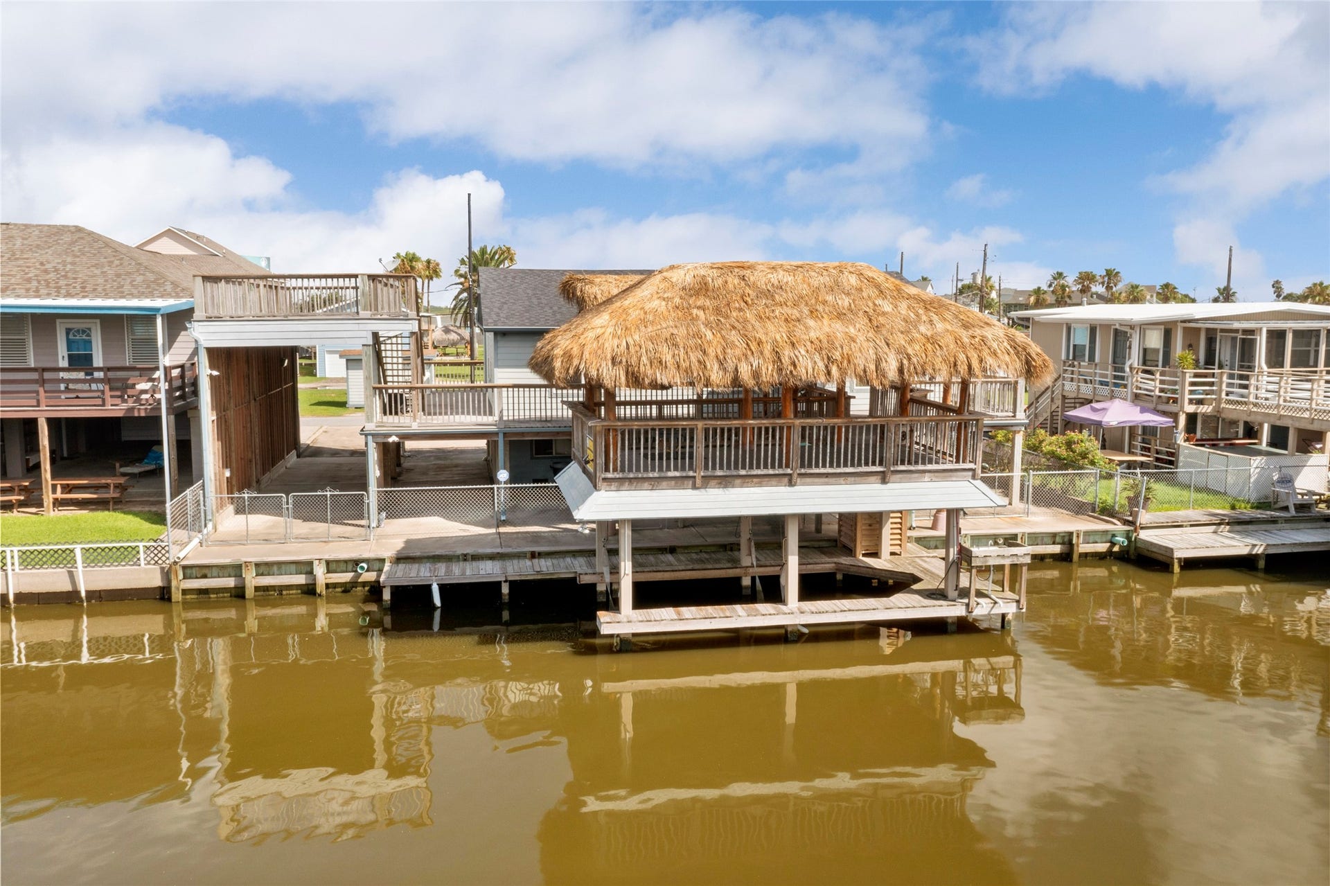 31 Lakeside Drive, Hitchcock, TX 77563 Waterfront paradise with a spacious palapa bar and convenient boat liftideal for relaxation and boating enthusiasts!