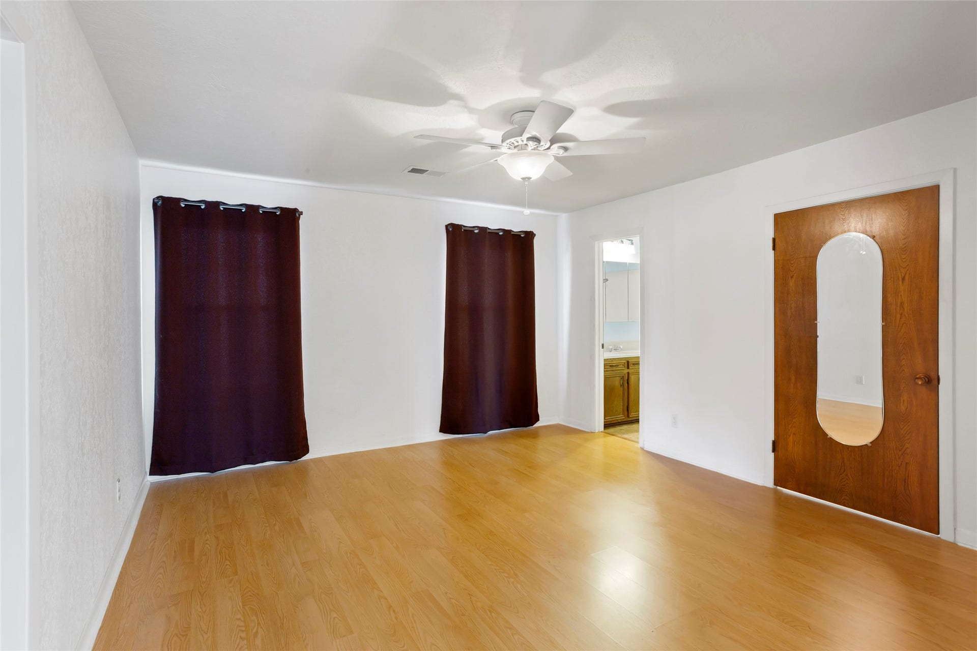 31 Lakeside Drive, Hitchcock, TX 77563 Spacious primary bedroom featuring an ensuite bath and walk-in closet.