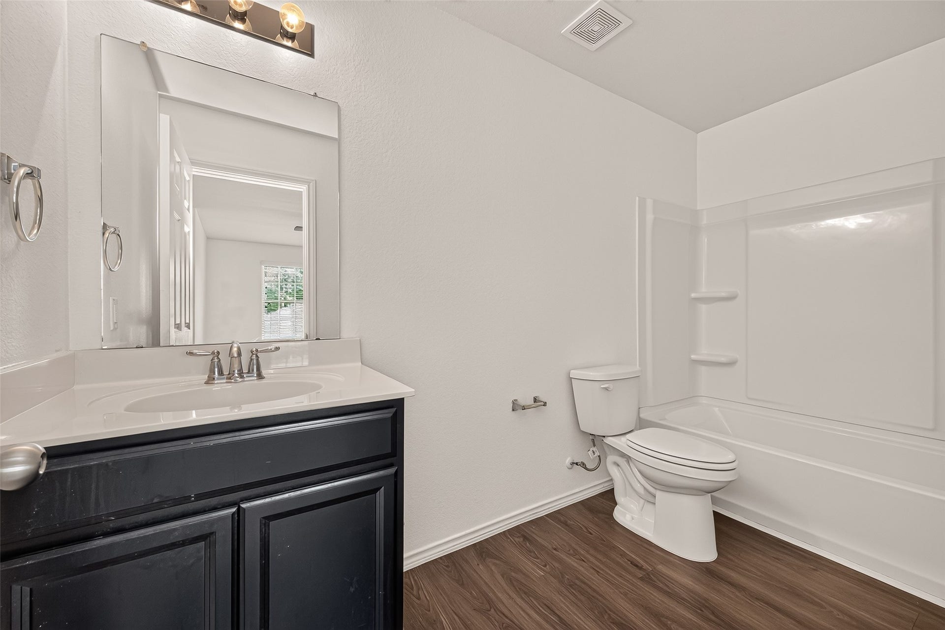2011 Lost Timbers Drive, Conroe, TX 77304 Second floor secondary bathroom with bath/tub combo