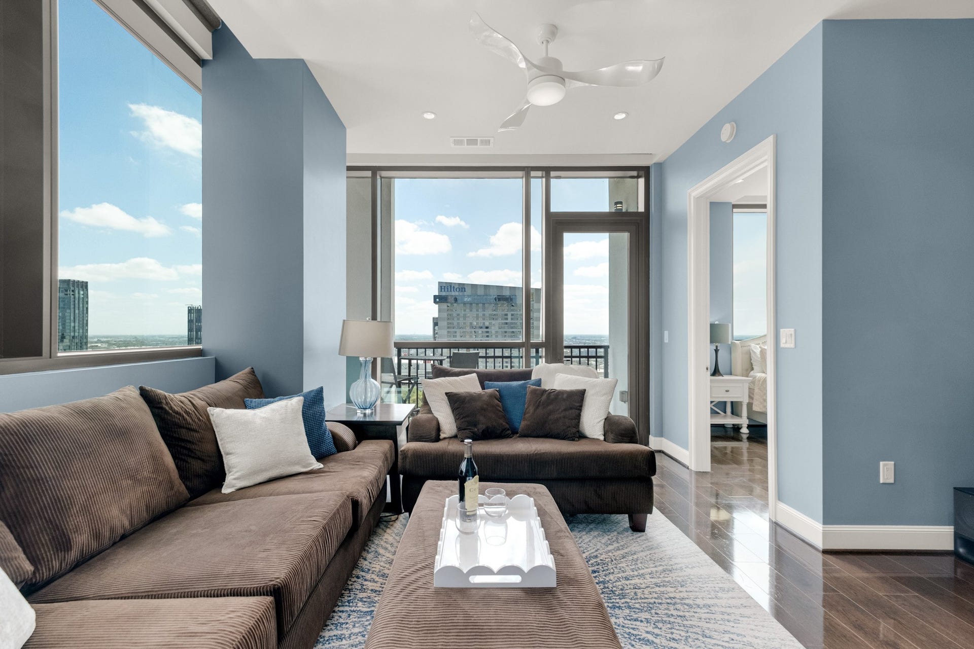 1211 Caroline Street, #1801, Houston, TX 77002 Bright, modern living room with
large windows and city views,
with direct access to a private
balconyperfect for enjoying a
morning coffee at sunrise.