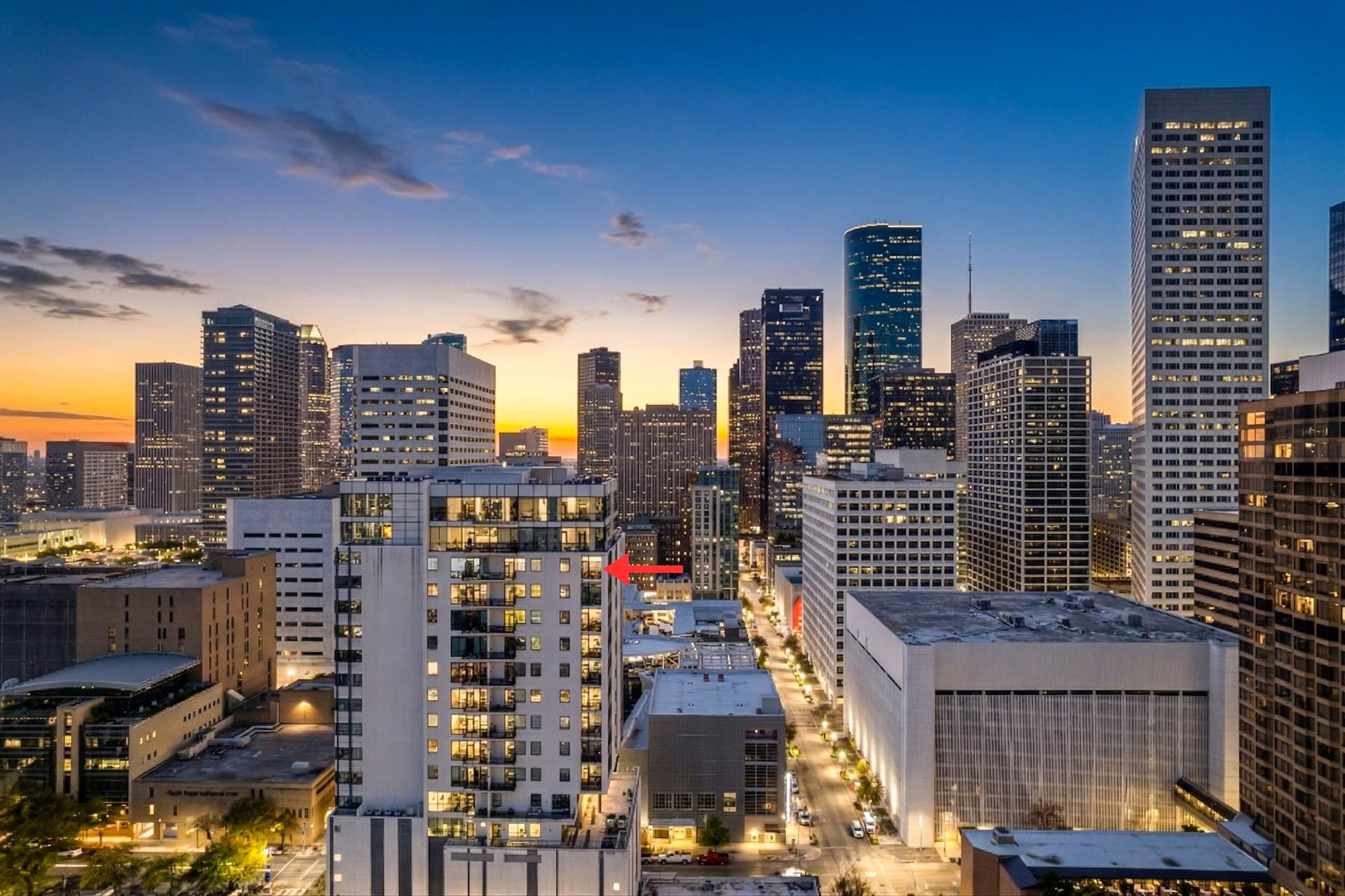 1211 Caroline Street, #1801, Houston, TX 77002 Enjoy sunset views over
downtown Houston as the
skyline glows and the city comes
to life below, with Unit 1801
highlighted.