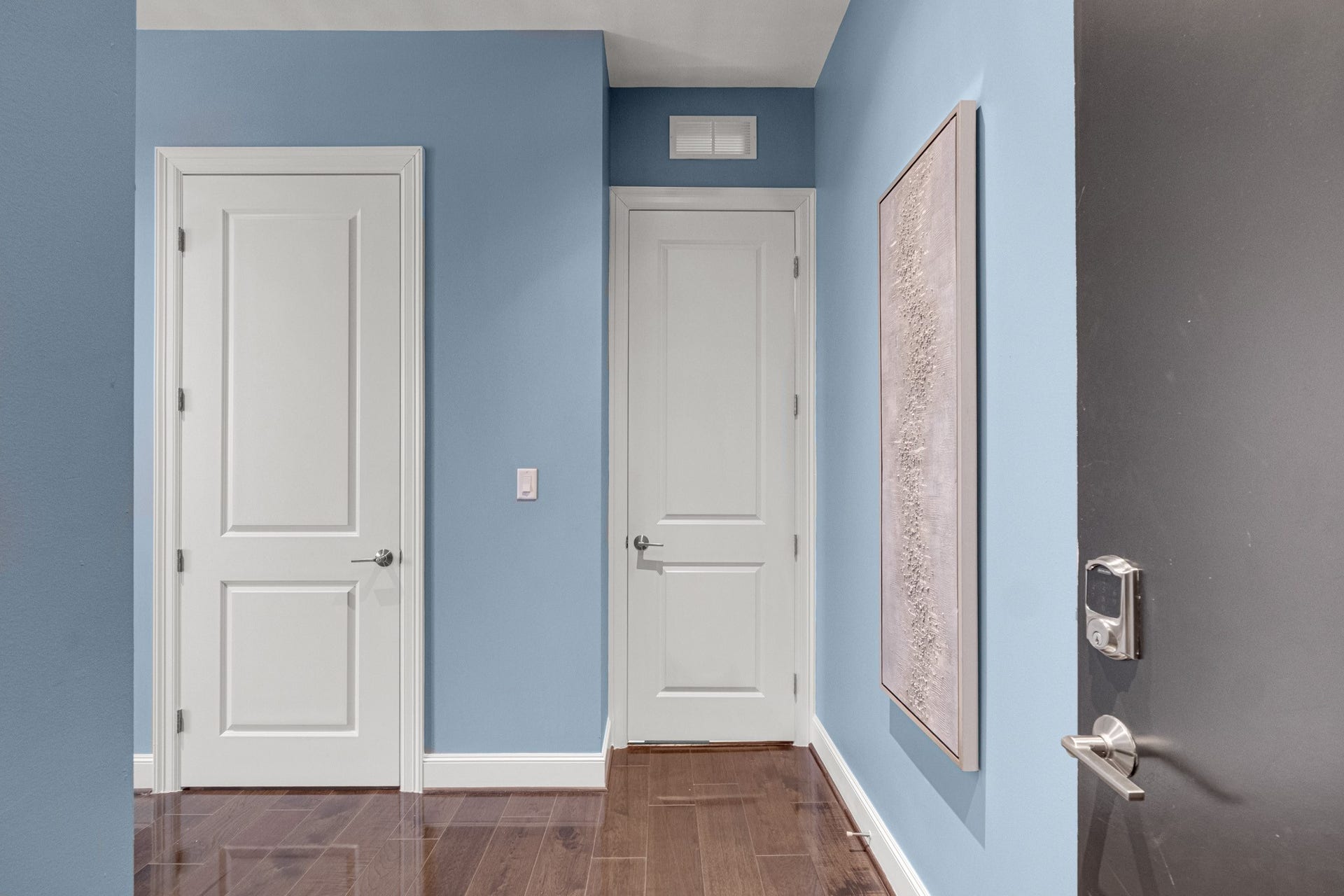 1211 Caroline Street, #1801, Houston, TX 77002 Thoughtfully designed entryway
with hardwood flooring and a
digital door lock.