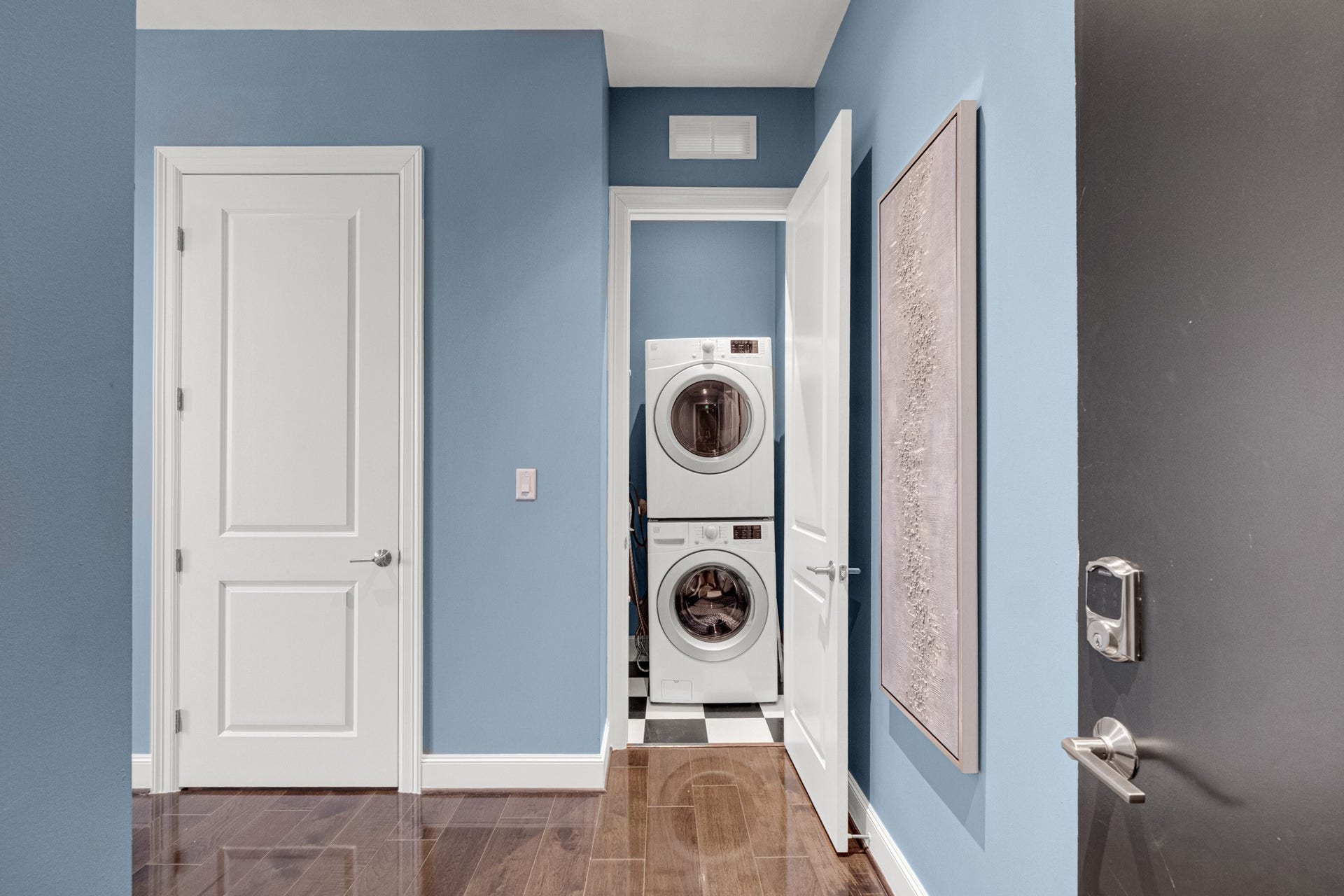 1211 Caroline Street, #1801, Houston, TX 77002 Convenient in-unit laundry with a
stacked washer and dryer,
offering everyday ease within a
streamlined layout.