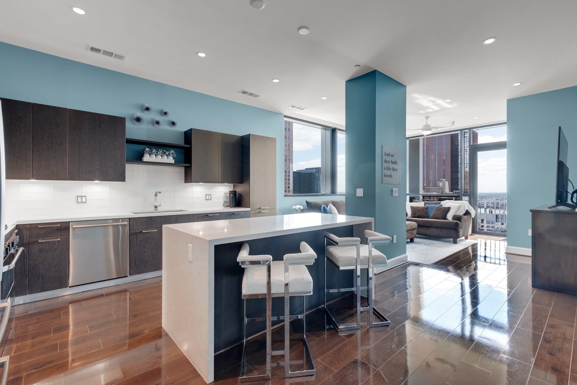 1211 Caroline Street, #1801, Houston, TX 77002 Welcome to The Marlowe in
downtown Houston, where 20
story high-rise living meets
elevated views from Unit 1801
on the 18th floor.