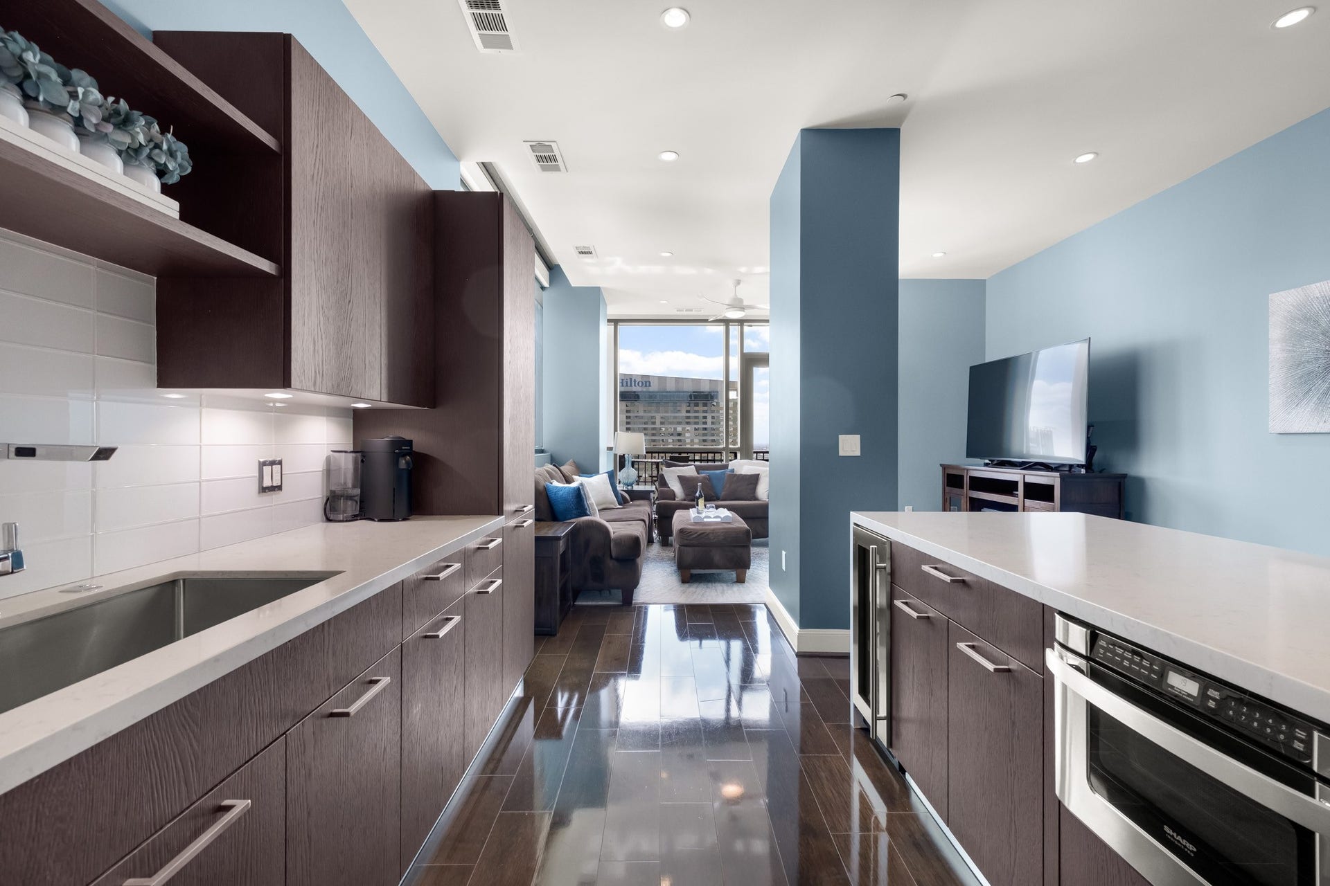1211 Caroline Street, #1801, Houston, TX 77002 Seamless transition from kitchen
to living space, creating an open,
airy layout enhanced by
expansive windows and city
views.