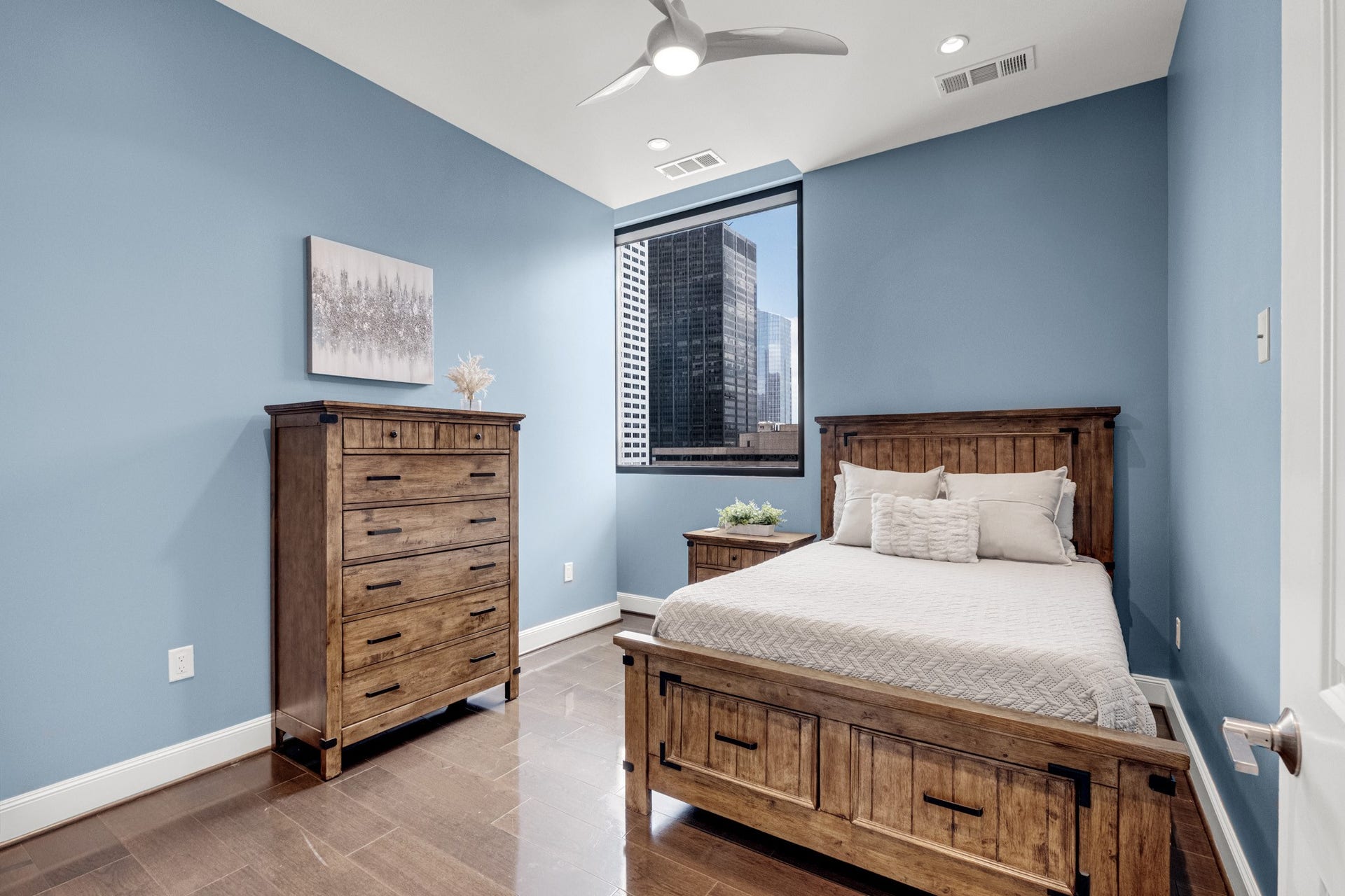 1211 Caroline Street, #1801, Houston, TX 77002 Bright secondary bedroom with a
large window framing city views
and filling the space with natural
light.