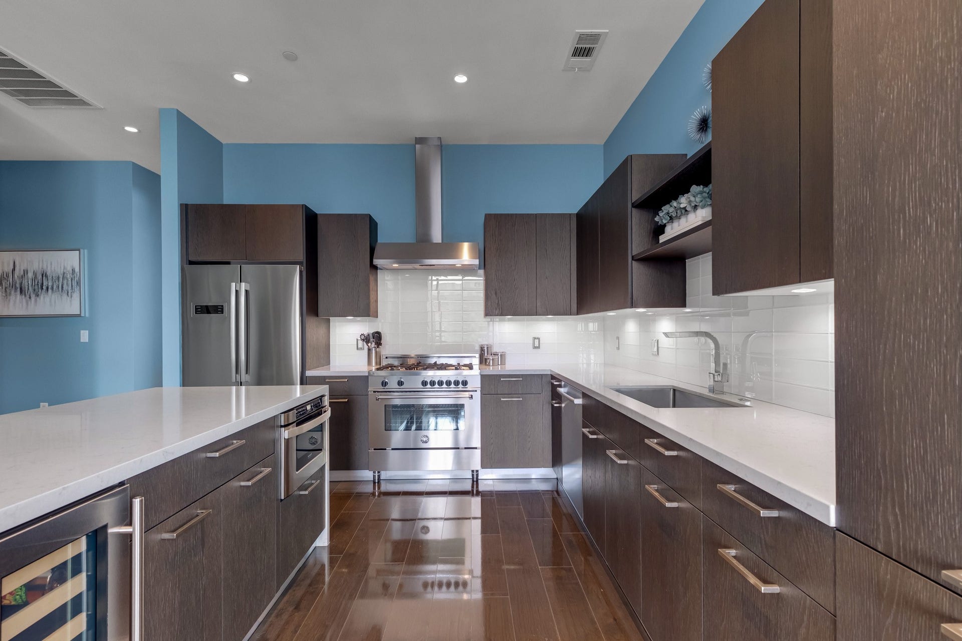 1211 Caroline Street, #1801, Houston, TX 77002 Sleek, modern kitchen with
Italian Pedini hardwood
cabinetry, stainless steel
appliances, and a quartz island
with wine coolerideal for
entertaining and everyday living.