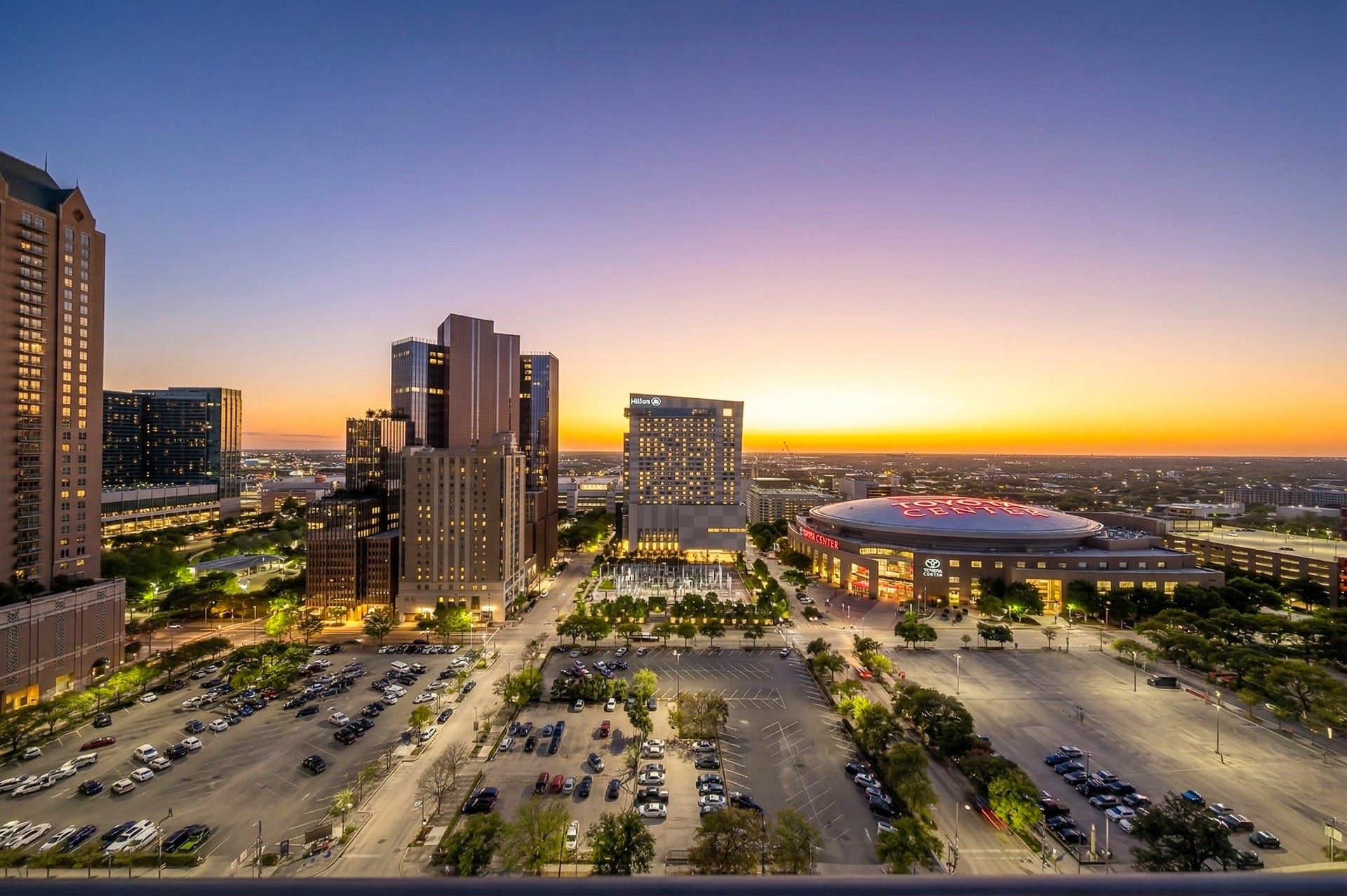 1211 Caroline Street, #1801, Houston, TX 77002 Start your day with sunrise views
from the balcony, overlooking the
downtown skyline as the city
begins to come to life.