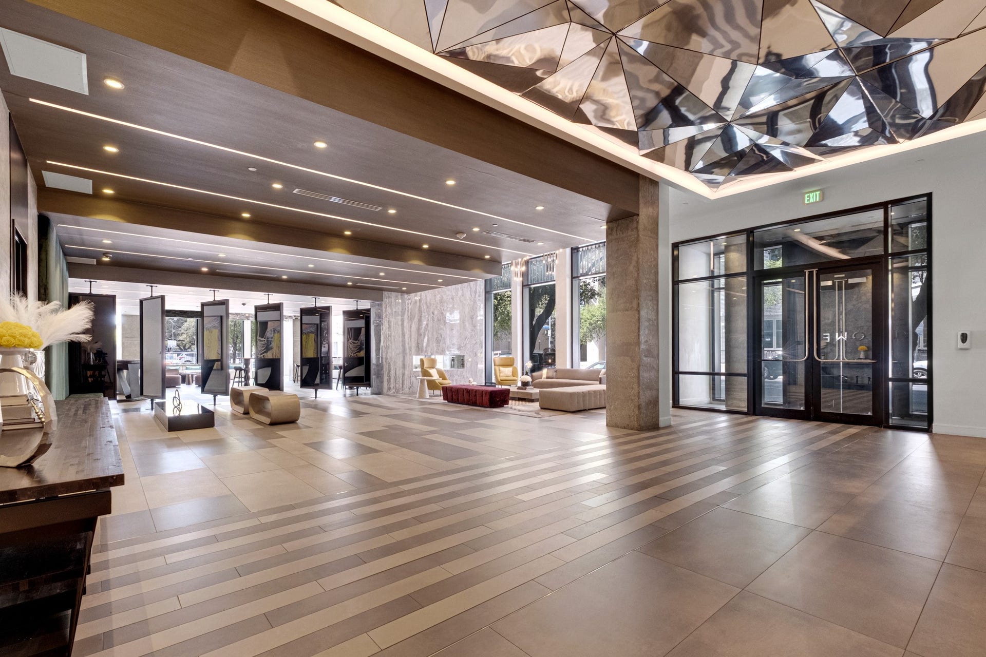 1211 Caroline Street, #1801, Houston, TX 77002 Sophisticated lobby with
thoughtfully designed seating
areas, sleek tile flooring, and
large windows that bring in
abundant natural light, offering a
bright and inviting first
impression when entering the
Marlowe.