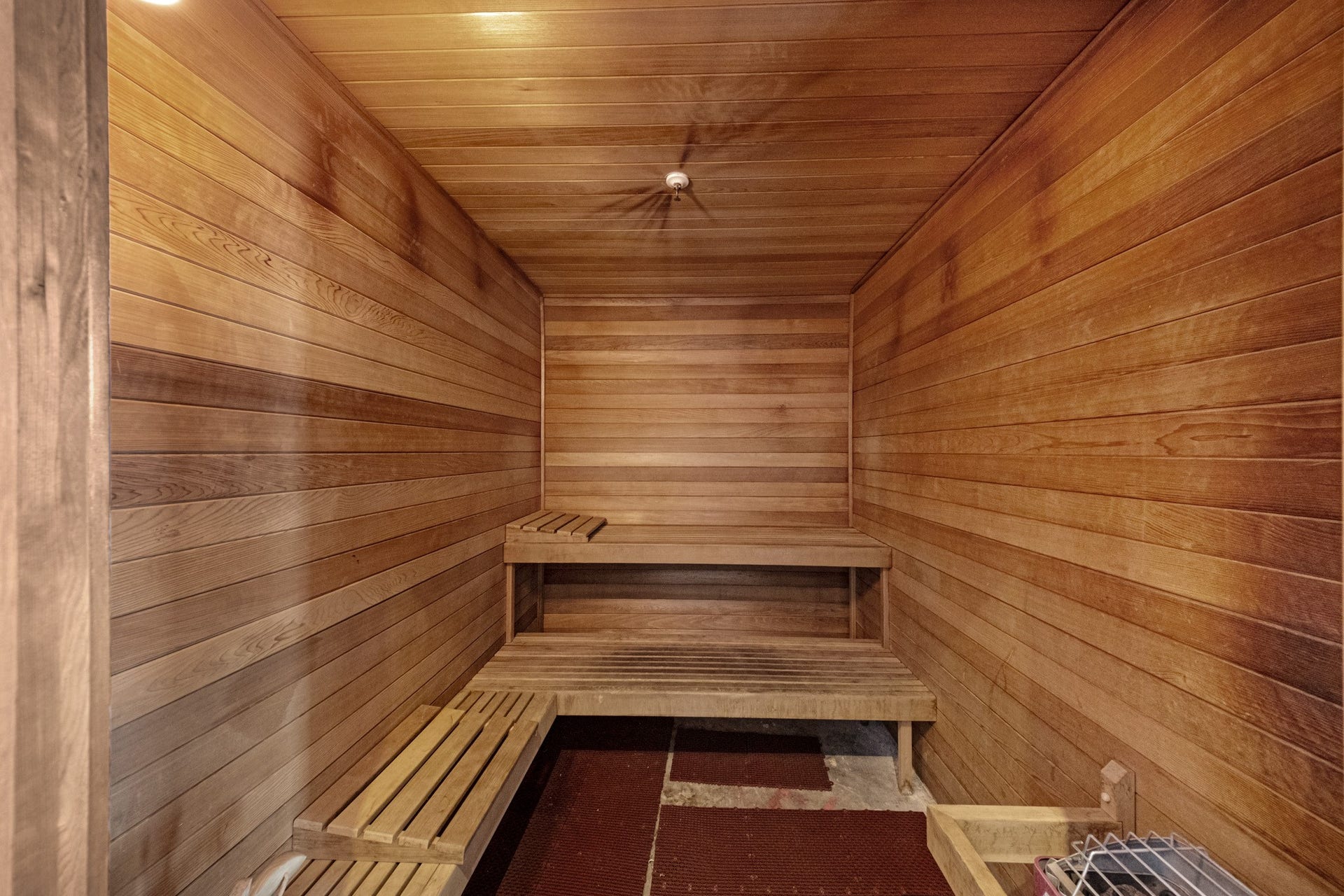 1211 Caroline Street, #1801, Houston, TX 77002 Wood-paneled dry sauna with
bench seating, offering a
relaxing wellness feature within
the resident fitness center.