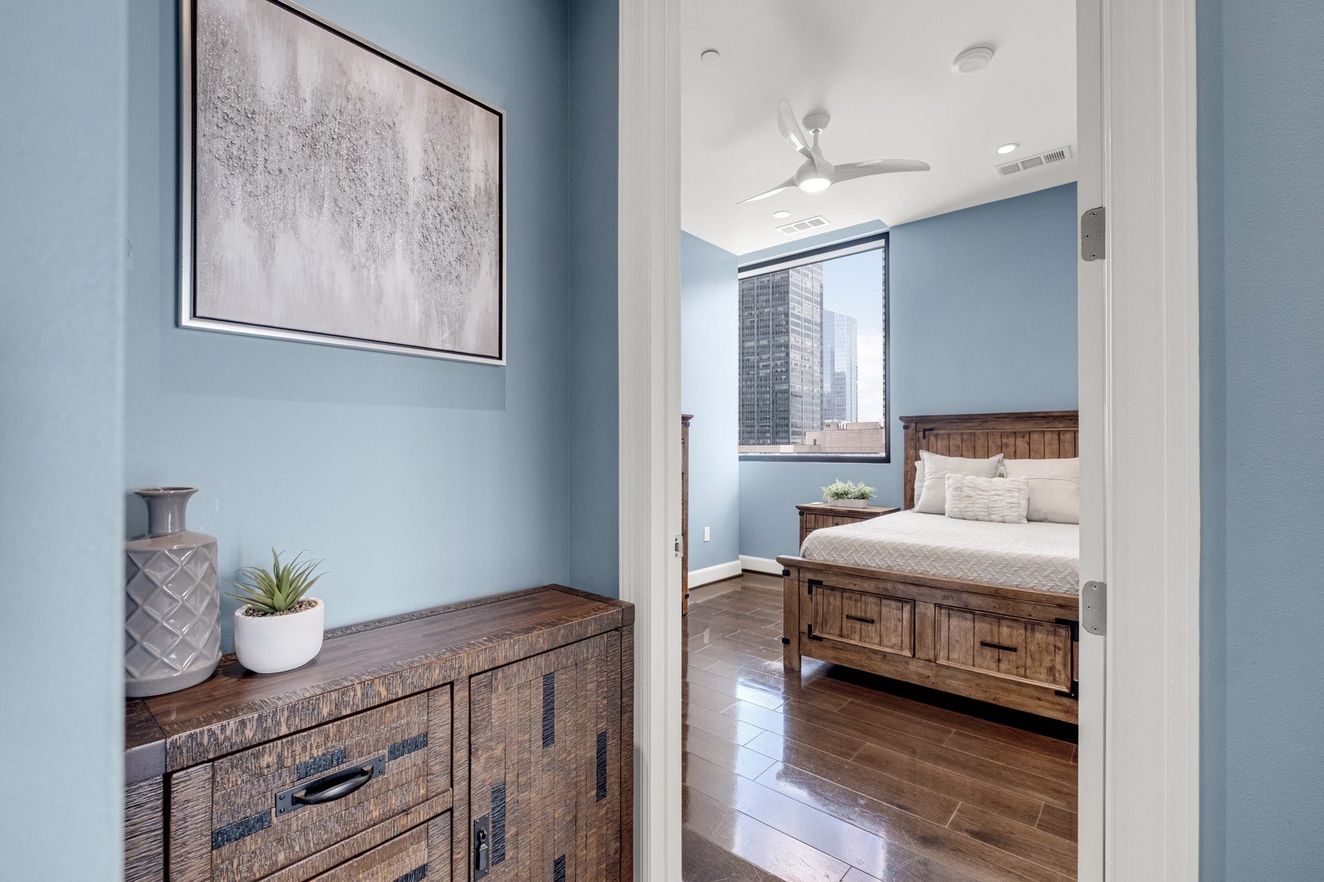 1211 Caroline Street, #1801, Houston, TX 77002 Positioned on the opposite side
of the kitchen, the secondary
bedroom provides a private,
well-separated layout.