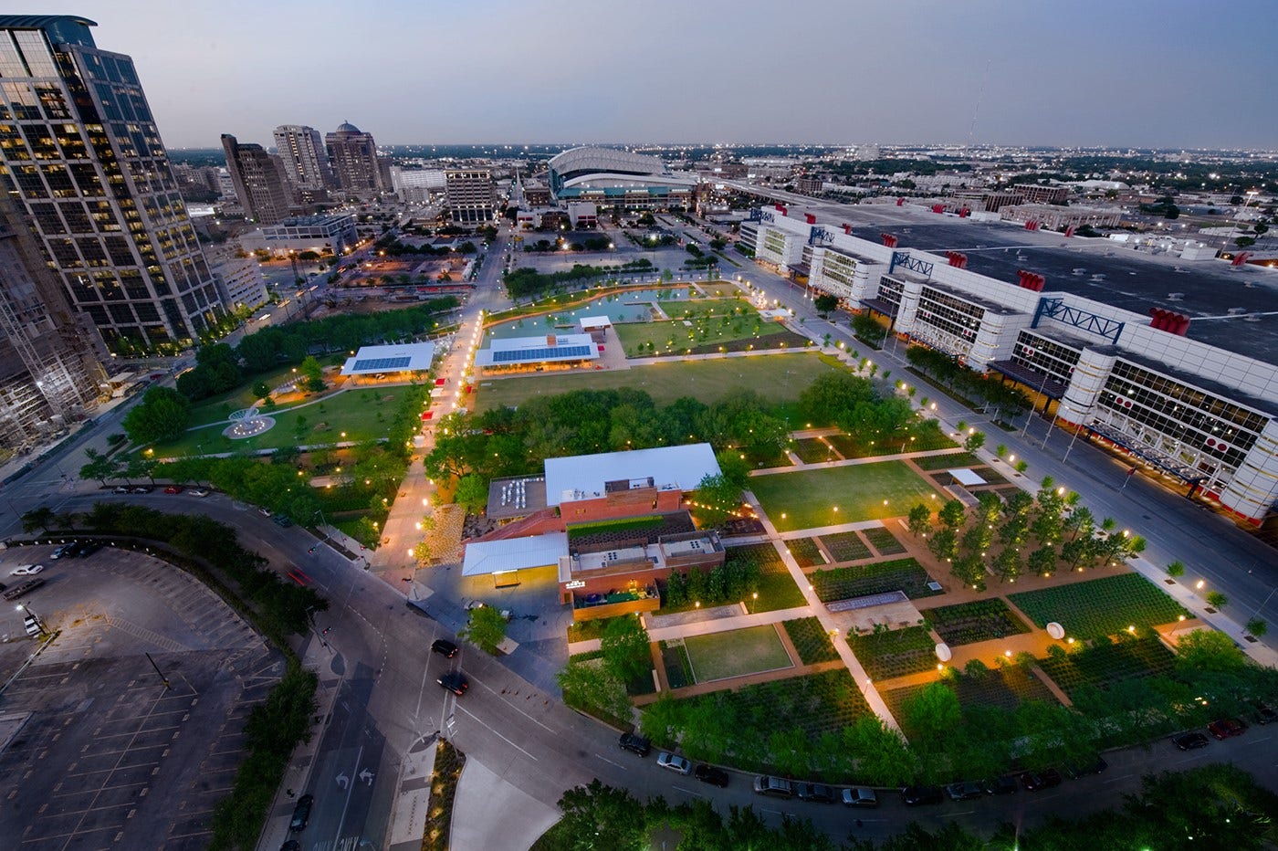 1211 Caroline Street, #1801, Houston, TX 77002 Enjoy easy access to Discovery
Green just a few blocks away.