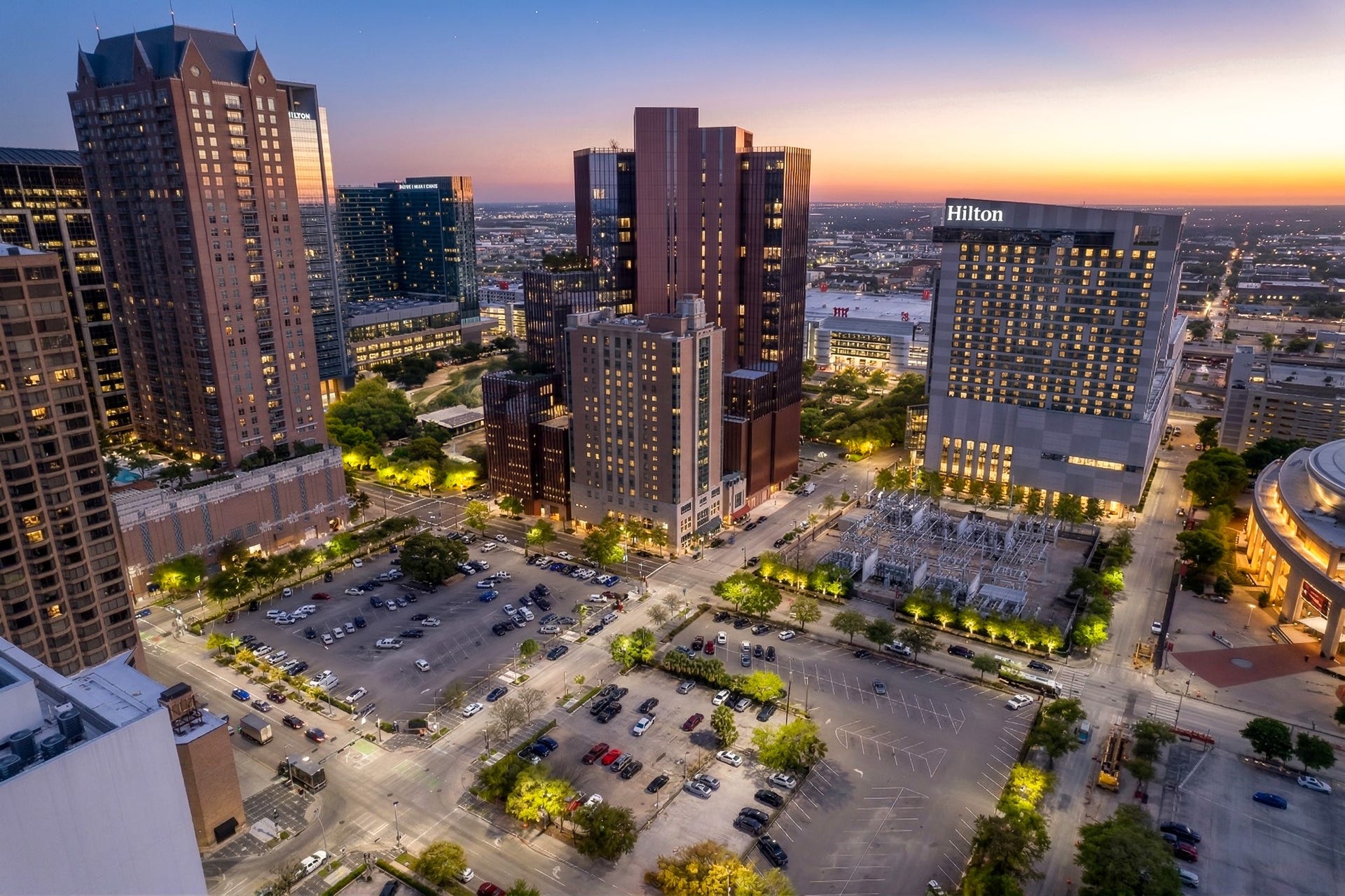 1211 Caroline Street, #1801, Houston, TX 77002 Just blocks from Diakin Park,
George R. Brown Convention
Center and Discovery Green,
offering a truly convenient urban
lifestyle.