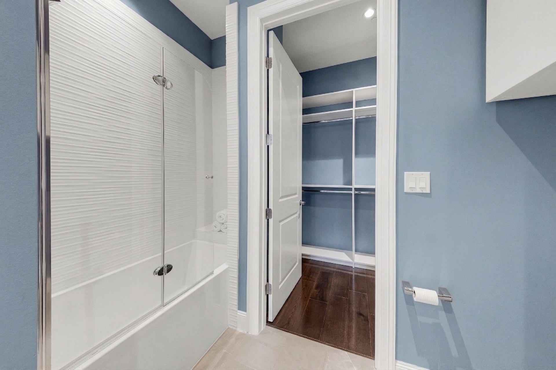 1211 Caroline Street, #1801, Houston, TX 77002 Well-designed bathroom with a
glass-enclosed tub, leading to a
spacious walk-in closet with
built-in organization for added
convenience.