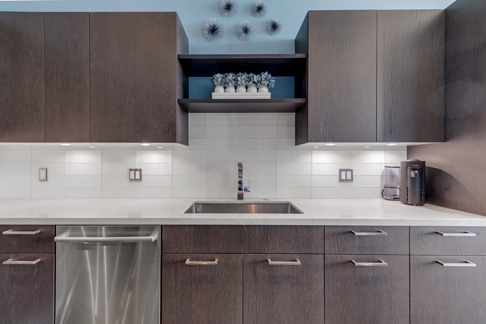 1211 Caroline Street, #1801, Houston, TX 77002 Contemporary kitchen offering
generous counter space, soft
close cabinetry and drawers.