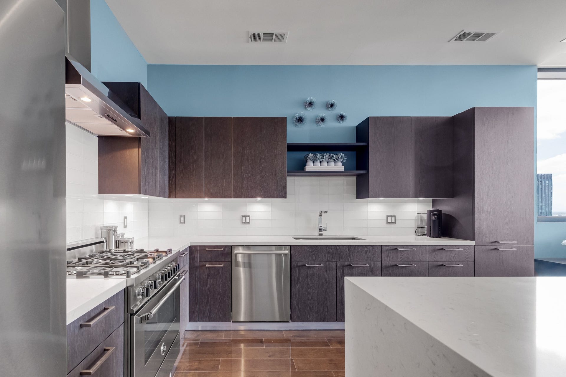 1211 Caroline Street, #1801, Houston, TX 77002 Bright, open-concept kitchen and
living space with sleek cabinetry,
a generous island with seating,
and expansive windows
showcasing city viewsideal for
entertaining.