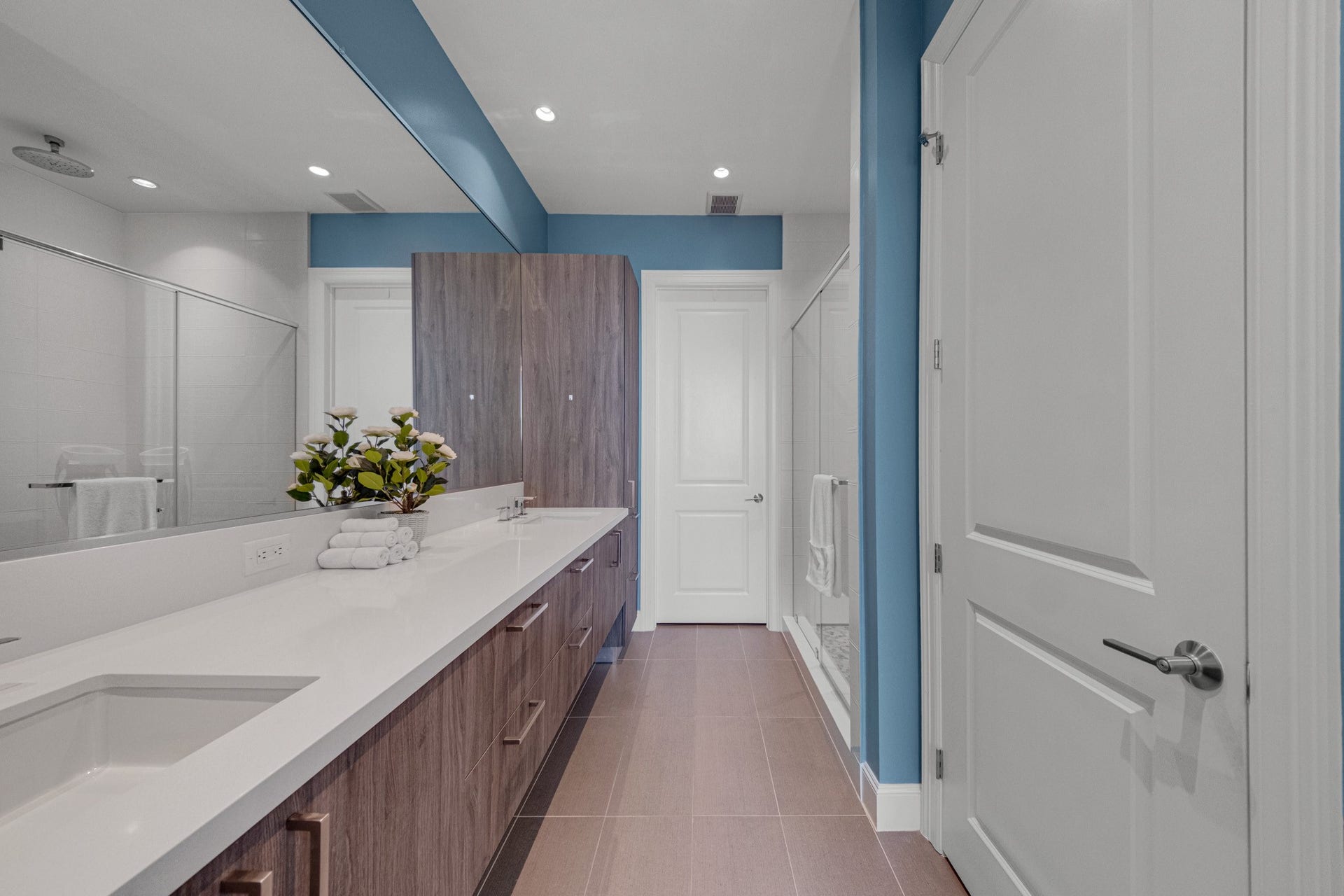 1211 Caroline Street, #1801, Houston, TX 77002 Contemporary bath with a
double vanity, generous cabinet
storage, and soft-close drawers
and doors.