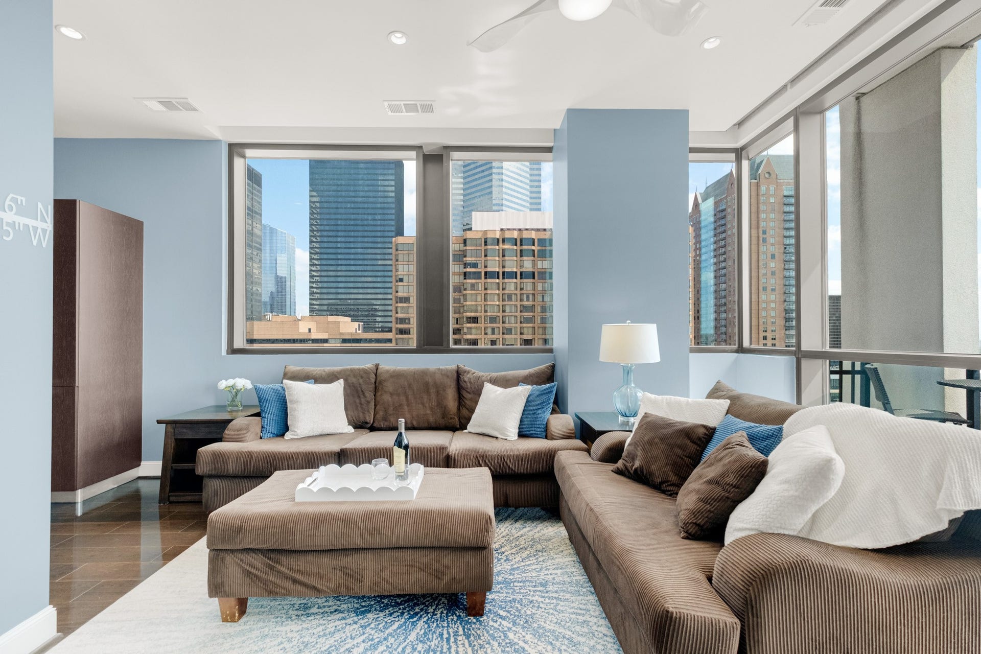 1211 Caroline Street, #1801, Houston, TX 77002 Light-filled living room with
expansive windows and beautiful
city views.