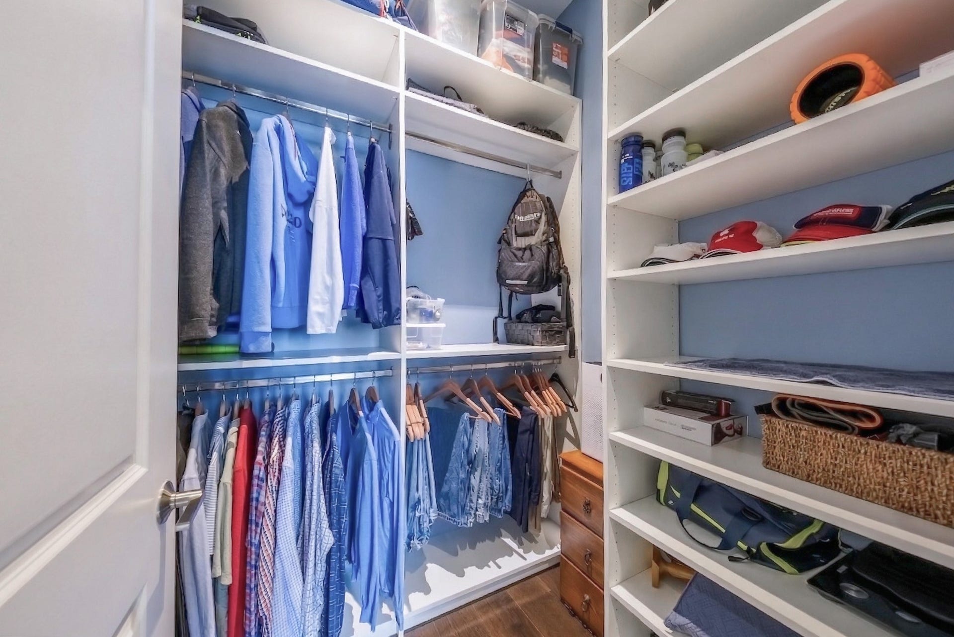 1211 Caroline Street, #1801, Houston, TX 77002 Spacious walk-in closet with
custom built-ins, including dual
hanging areas and open
shelving for organized, easy
access storage.
