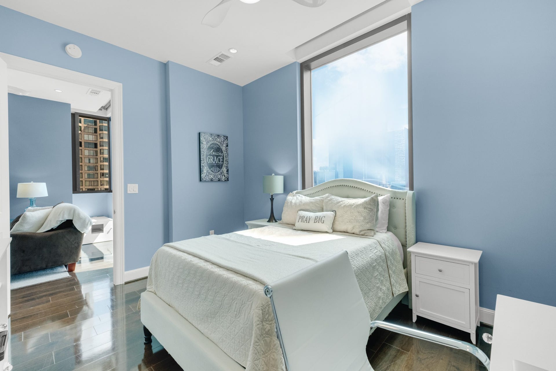 1211 Caroline Street, #1801, Houston, TX 77002 Light-filled bedroom featuring
expansive windows and beautiful
city views.