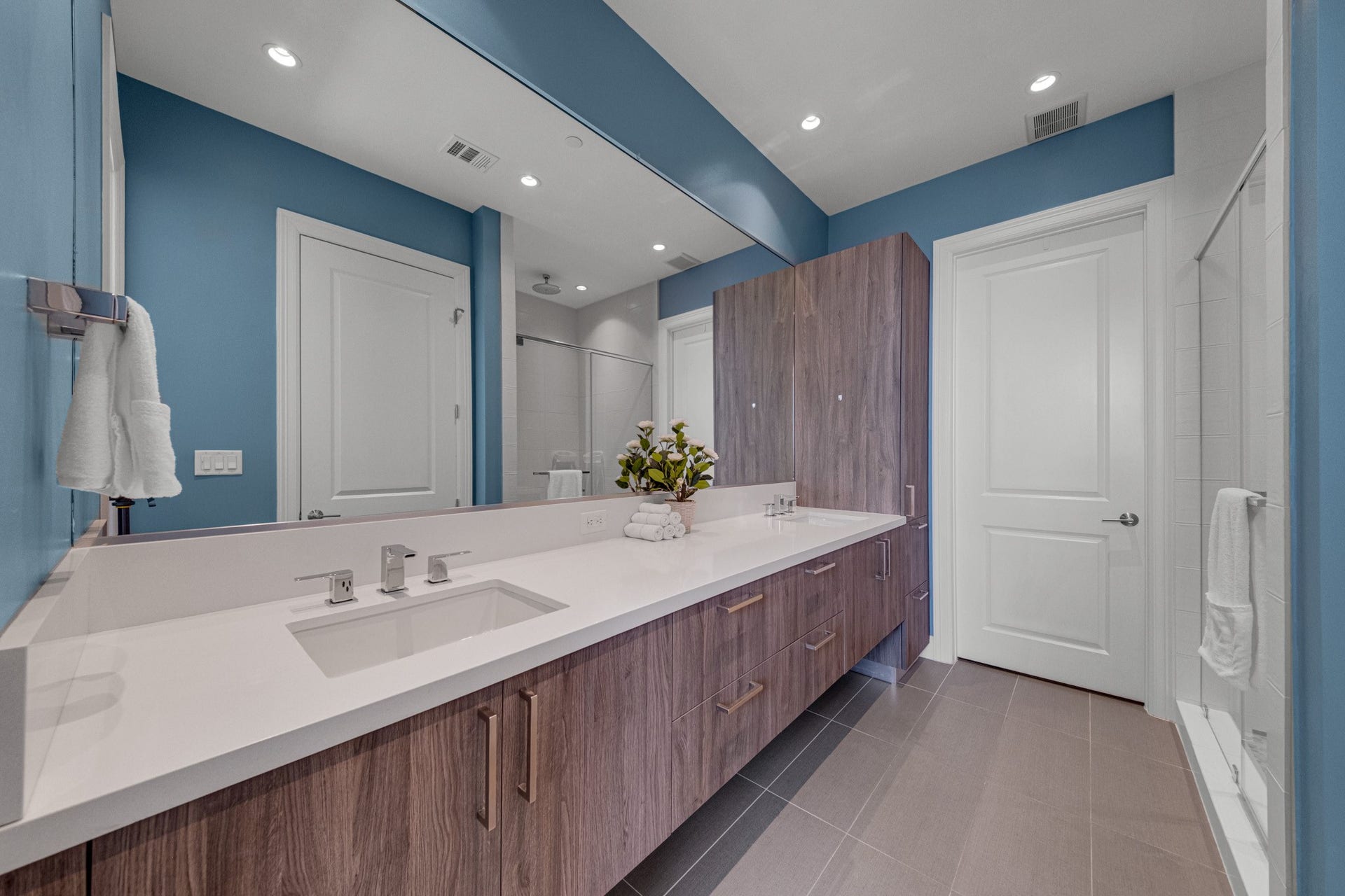 1211 Caroline Street, #1801, Houston, TX 77002 Modern bathroom with dimmable
lighting for customizable comfort.
