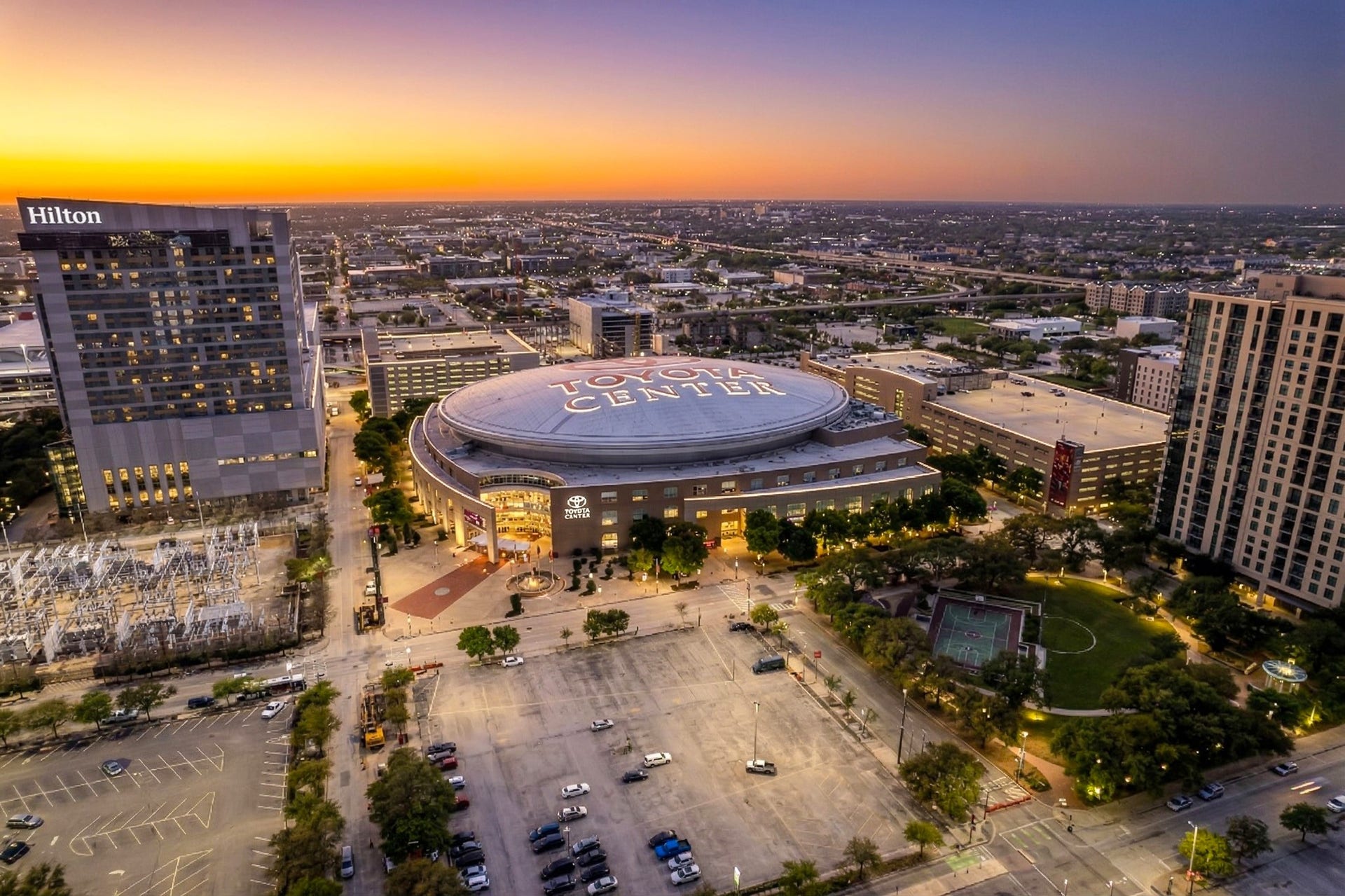 1211 Caroline Street, #1801, Houston, TX 77002 Wake up to sunrise views from
the patio overlooking Toyota
Center and the downtown
skyline.