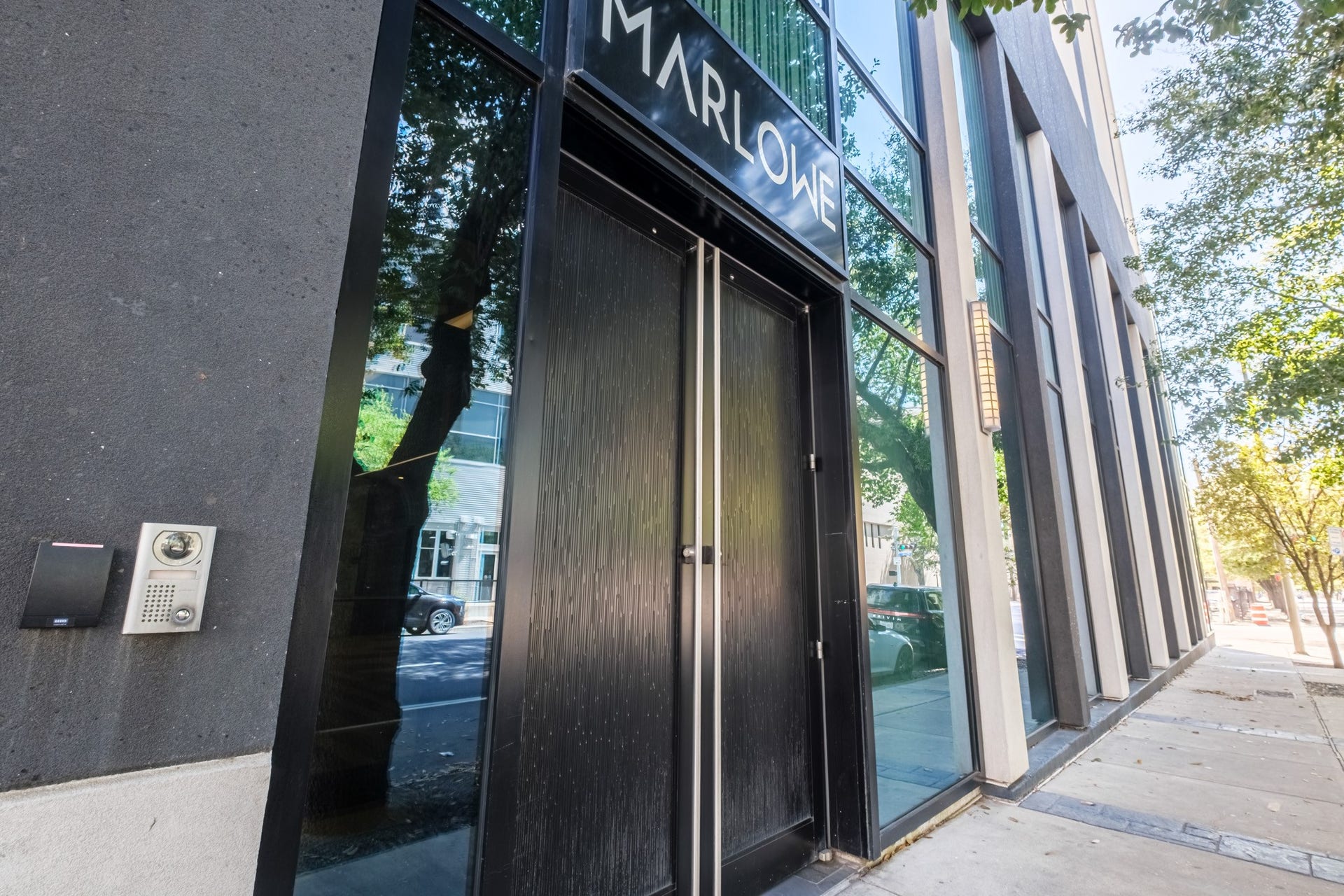 1211 Caroline Street, #1801, Houston, TX 77002 Contemporary entrance featuring
sleek black doors and large
glass windows on Caroline
Street. Guests are welcomed via
concierge access, while
residents enjoy secure app
based entry.
