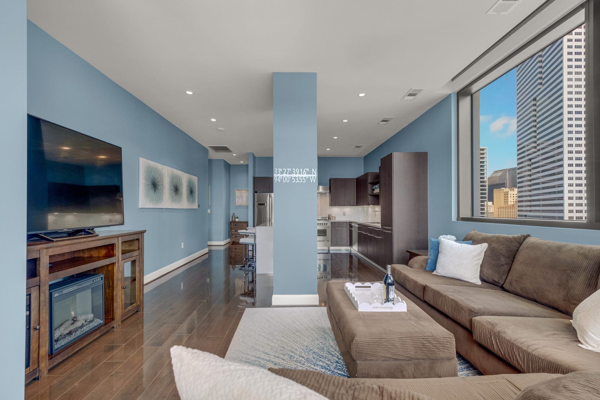 1211 Caroline Street, #1801, Houston, TX 77002 Seamless open-concept living
highlighted by beautiful
hardwood floors throughout.