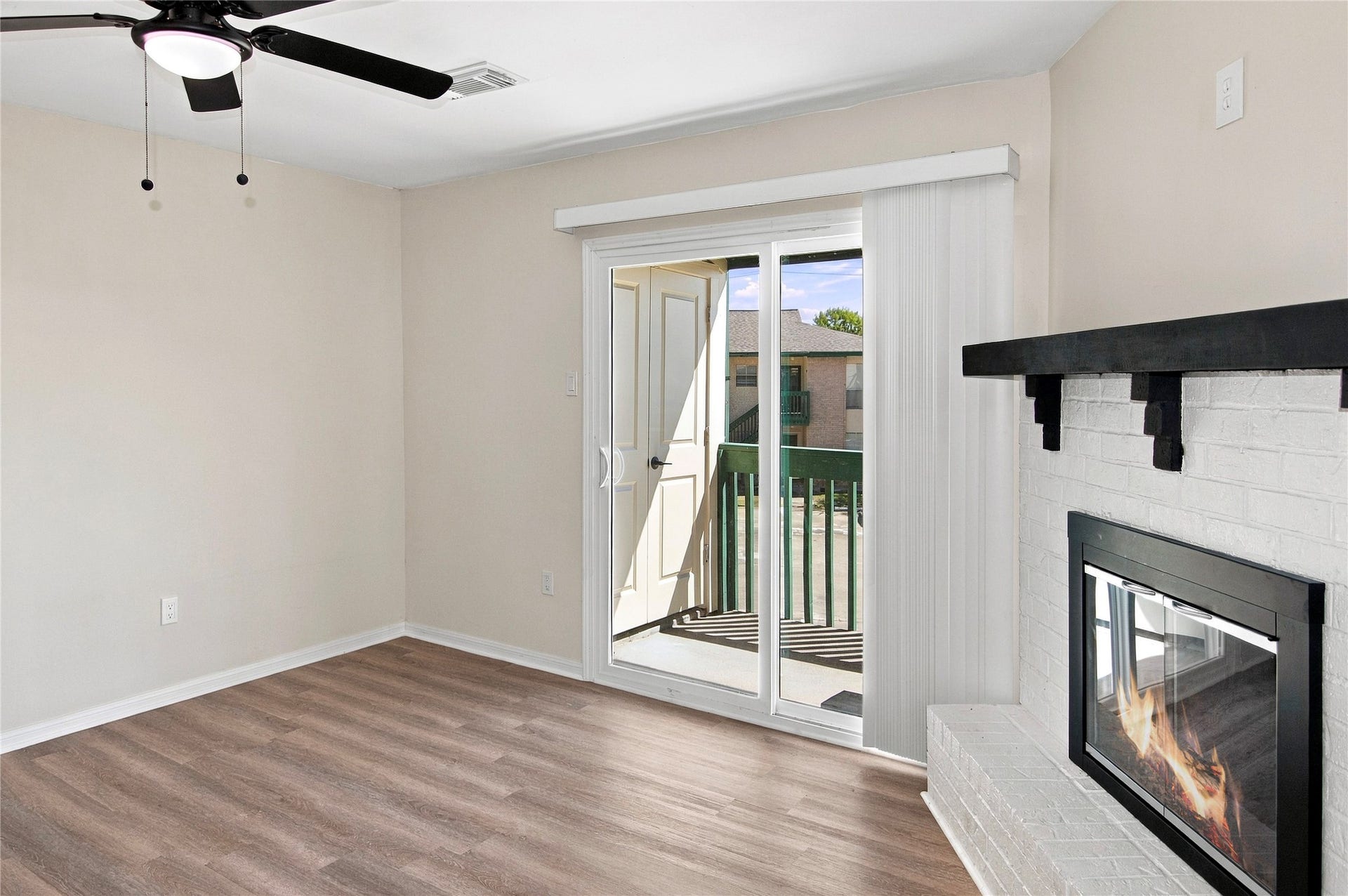 1516 Bay Area Boulevard, #P20, Houston, TX 77058 Living Room