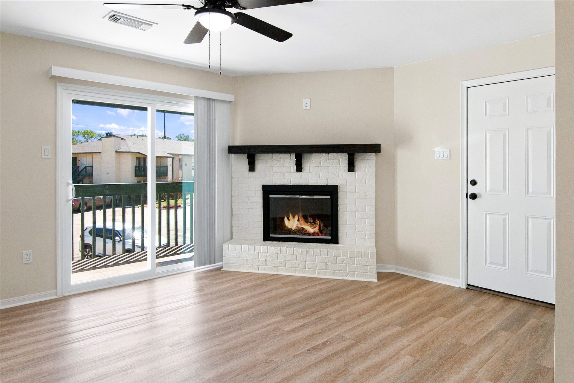 1516 Bay Area Boulevard, #P20, Houston, TX 77058 Living Room