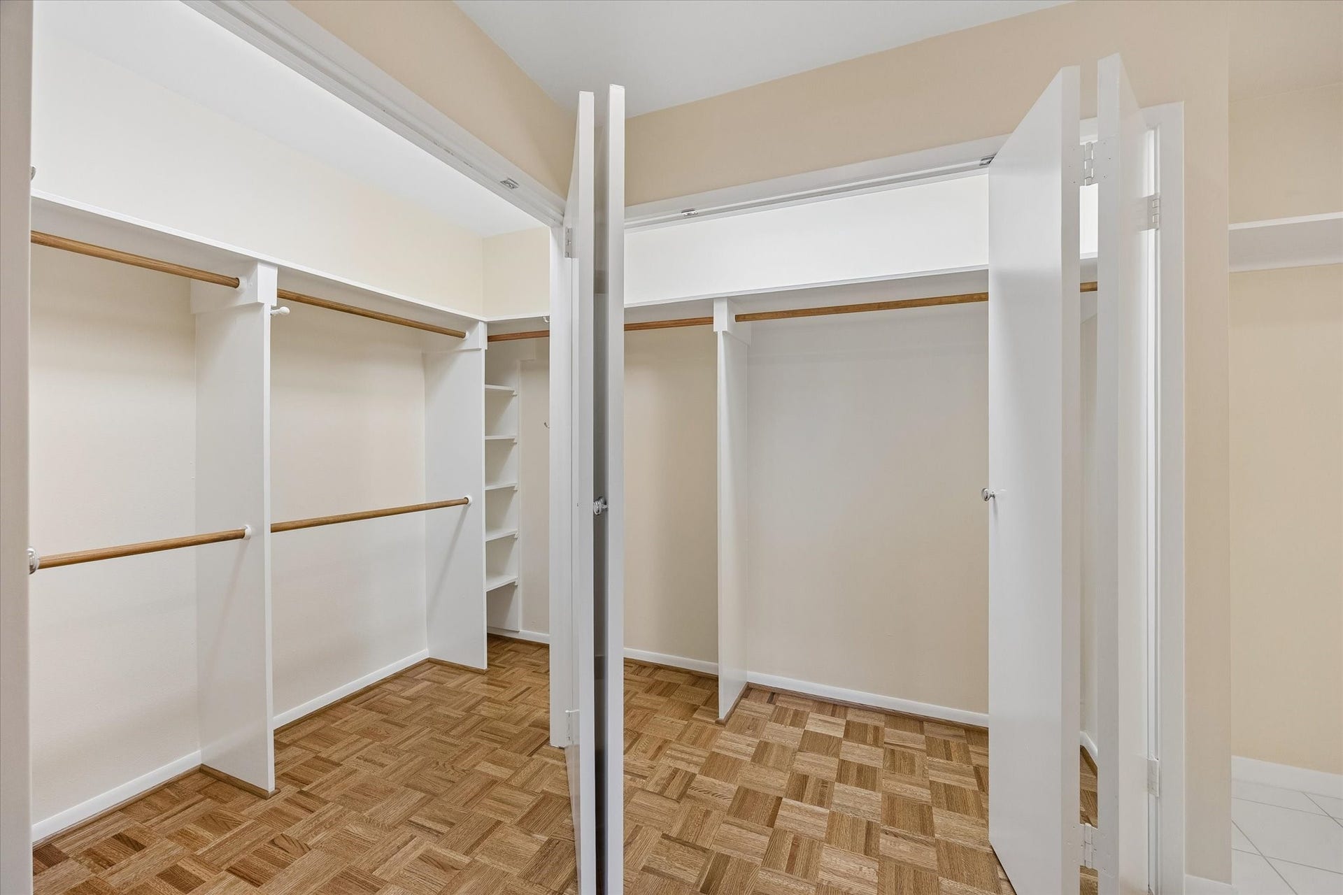 2929 Buffalo Speedway, #A303, Houston, TX 77098 Large Master Closet