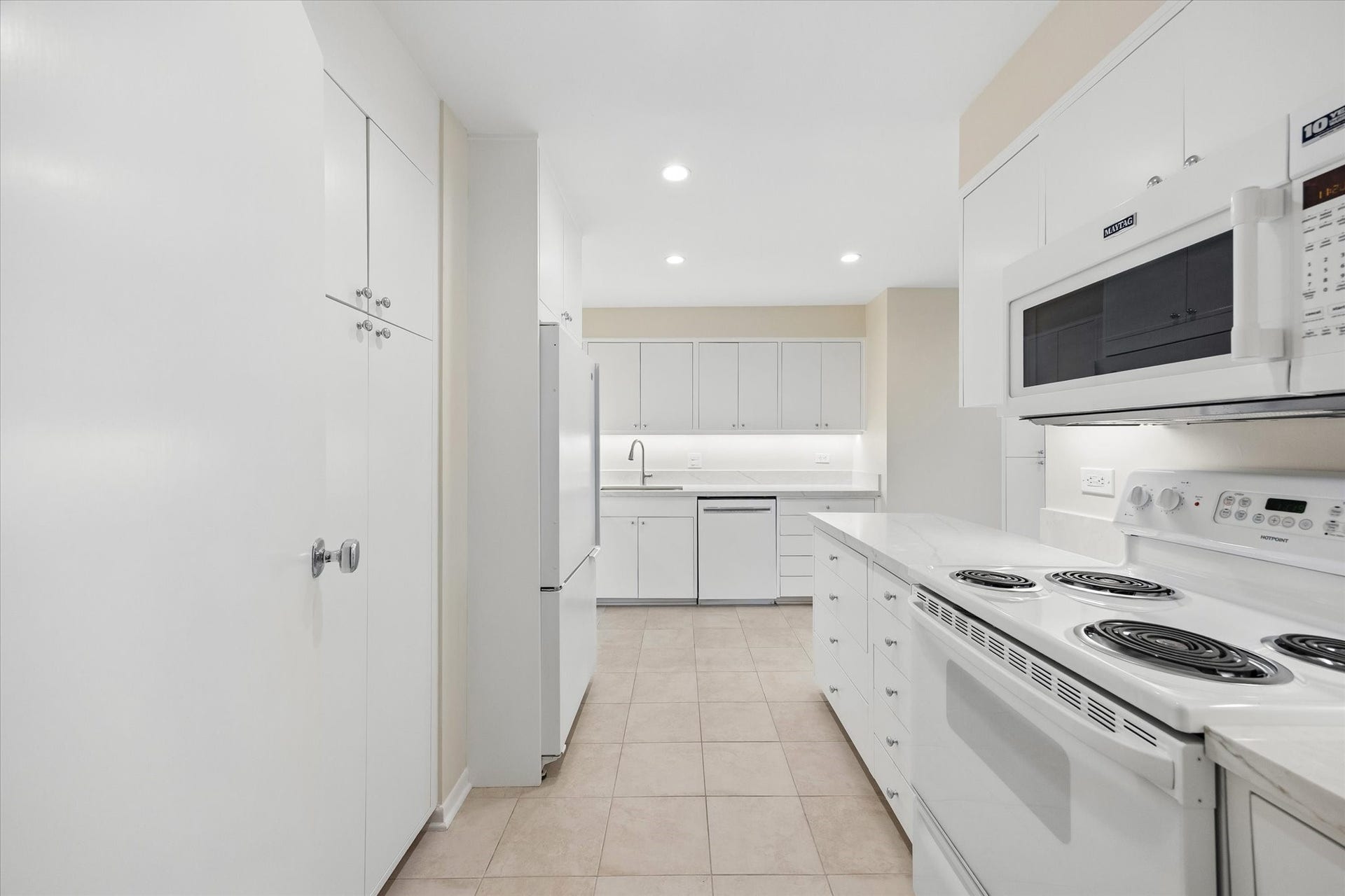 2929 Buffalo Speedway, #A303, Houston, TX 77098 Kitchen with new granite countertops and custom cabinetry