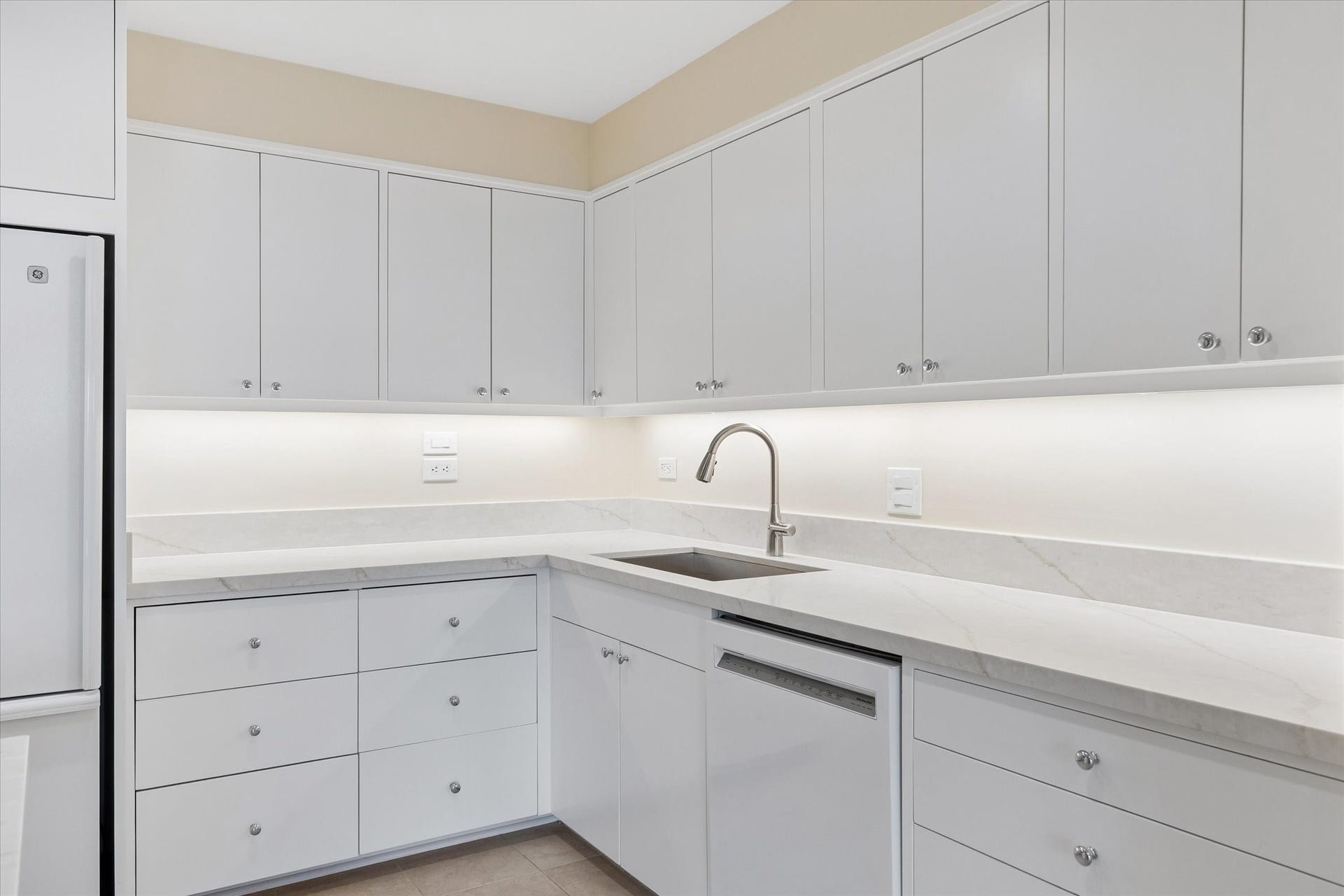 2929 Buffalo Speedway, #A303, Houston, TX 77098 Kitchen with new granite countertops and custom cabinetry